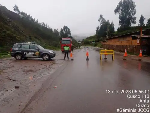 La Policía de Cusco cerró la vía alterna que conduce a la estación de trenes de Ollantaytambo - Machu Picchu, debido a la caída de constantes deslizamientos de tierra y rocas. ANDINA/Difusión