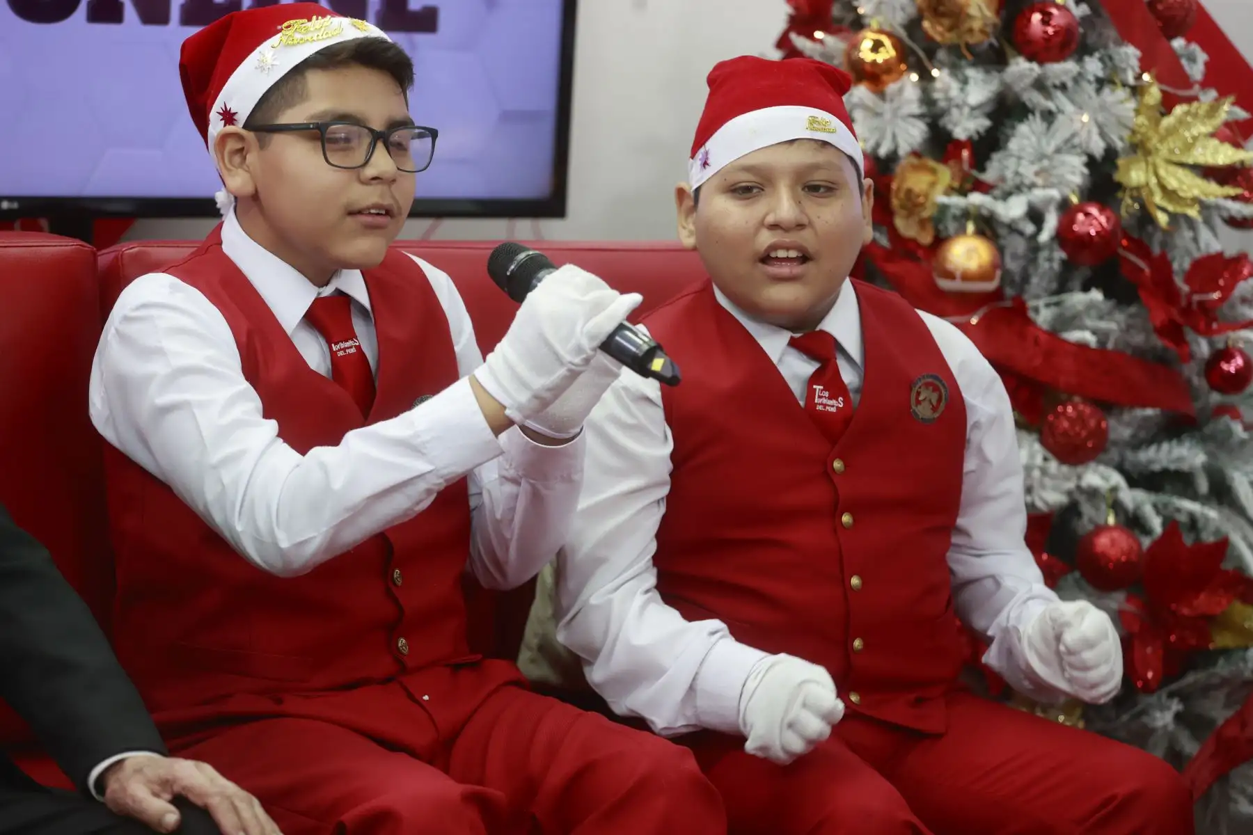 Los Toribianitos alegran con sus canciones a las familias peruanas en cada Navidad. Acompañados de su director y fundador, monseñor Oscar Aquino, visitaron las instalaciones de la Agencia Andina y participaron de una edición especial del programa Andina al Día de Andina Canal Online.
Foto: ANDINA/ Vidal Tarqui