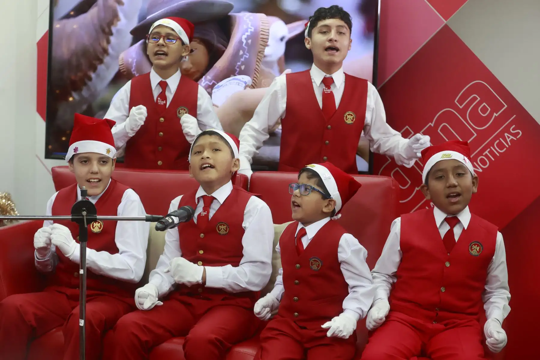Los Toribianitos alegran con sus canciones a las familias peruanas en cada Navidad. Acompañados de su director y fundador, monseñor Oscar Aquino, visitaron las instalaciones de la Agencia Andina y participaron de una edición especial del programa Andina al Día de Andina Canal Online.
Foto: ANDINA/ Vidal Tarqui