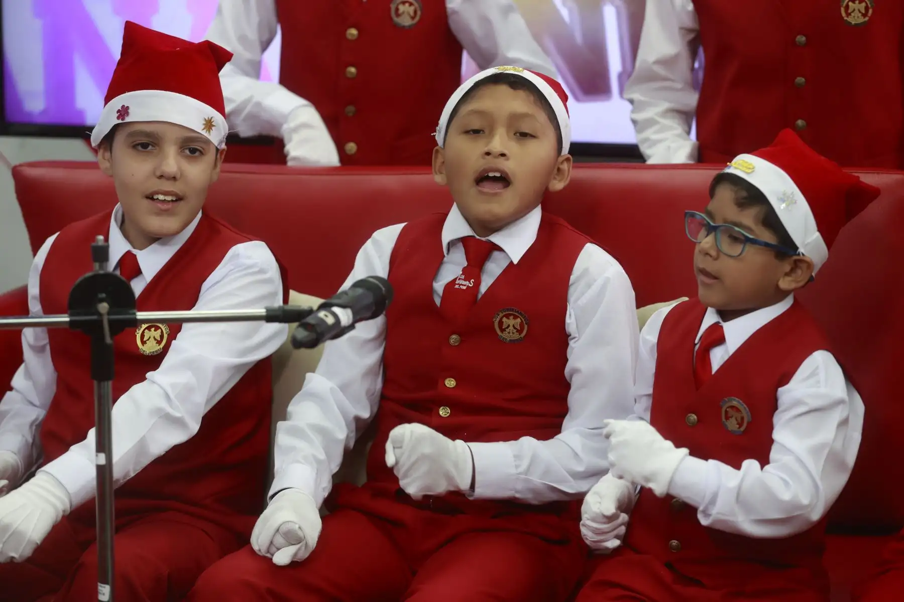 Los Toribianitos alegran con sus canciones a las familias peruanas en cada Navidad. Acompañados de su director y fundador, monseñor Oscar Aquino, visitaron las instalaciones de la Agencia Andina y participaron de una edición especial del programa Andina al Día de Andina Canal Online.
Foto: ANDINA/ Vidal Tarqui