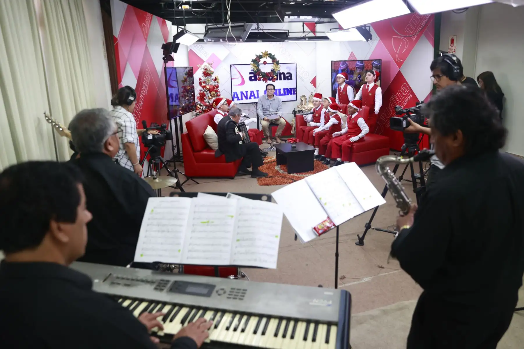 Los Toribianitos alegran con sus canciones a las familias peruanas en cada Navidad. Acompañados de su director y fundador, monseñor Oscar Aquino, visitaron las instalaciones de la Agencia Andina y participaron de una edición especial del programa Andina al Día de Andina Canal Online.
Foto: ANDINA/ Vidal Tarqui