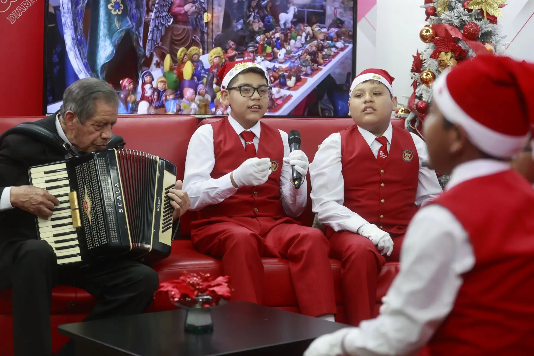 Los Toribianitos alegran con sus canciones a las familias peruanas en cada Navidad. Acompañados de su director y fundador, monseñor Oscar Aquino, visitaron las instalaciones de la Agencia Andina y participaron de una edición especial del programa Andina al Día de Andina Canal Online.
Foto: ANDINA/ Vidal Tarqui
