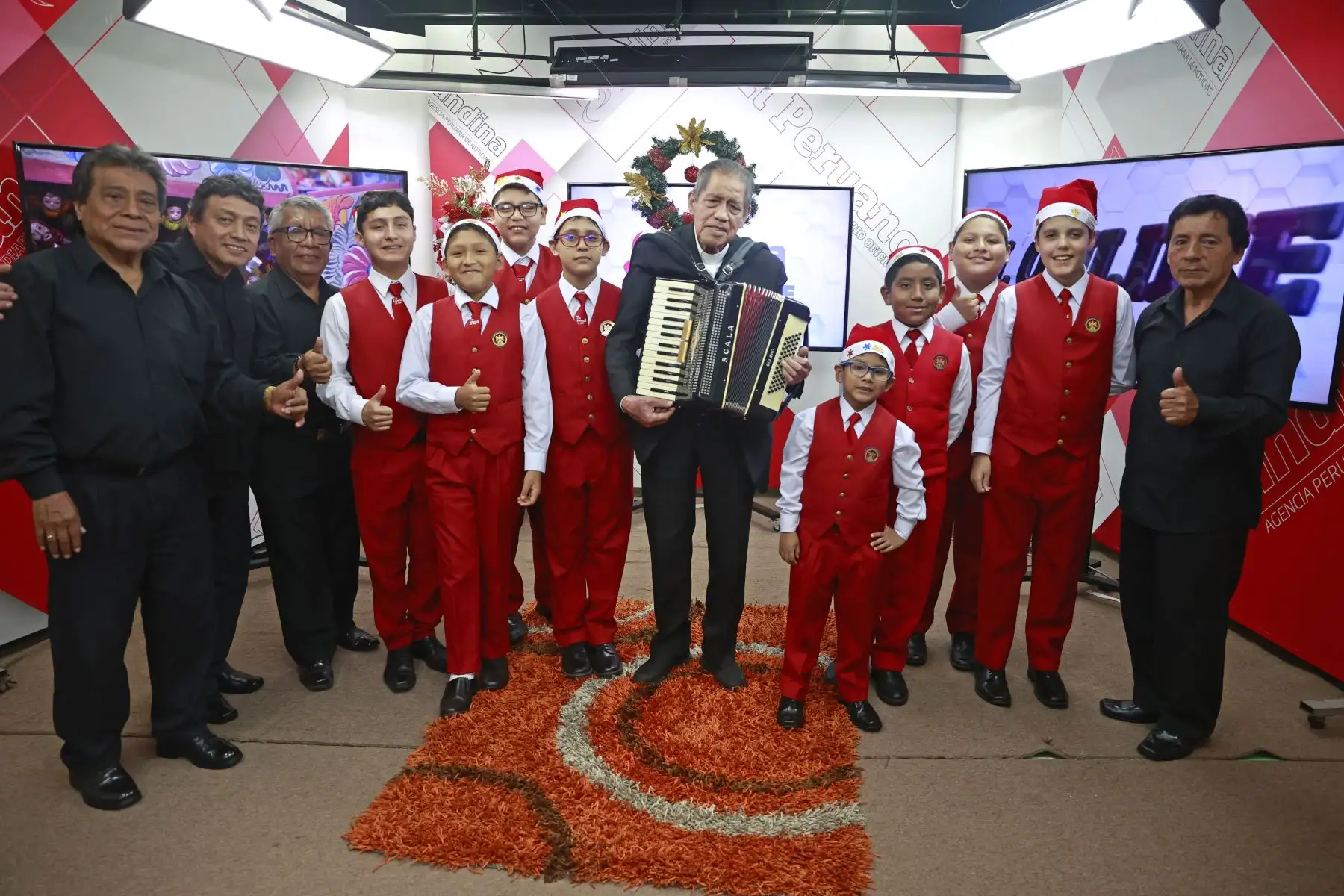 Los Toribianitos alegran con sus canciones a las familias peruanas en cada Navidad. Acompañados de su director y fundador, monseñor Oscar Aquino, visitaron las instalaciones de la Agencia Andina y participaron de una edición especial del programa Andina al Día de Andina Canal Online.
Foto: ANDINA/ Vidal Tarqui