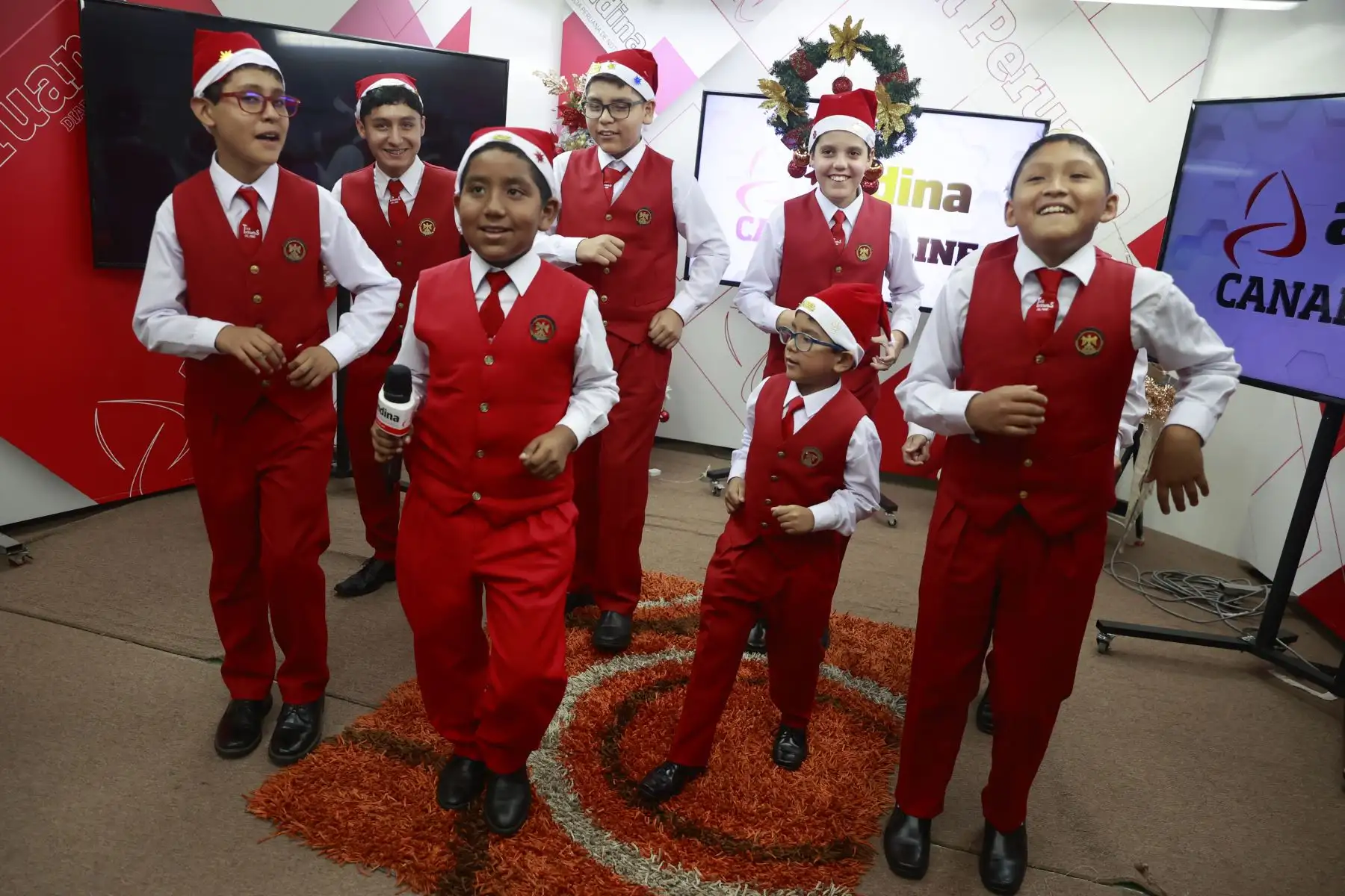 Los Toribianitos alegran con sus canciones a las familias peruanas en cada Navidad. Acompañados de su director y fundador, monseñor Oscar Aquino, visitaron las instalaciones de la Agencia Andina y participaron de una edición especial del programa Andina al Día de Andina Canal Online.
Foto: ANDINA/ Vidal Tarqui