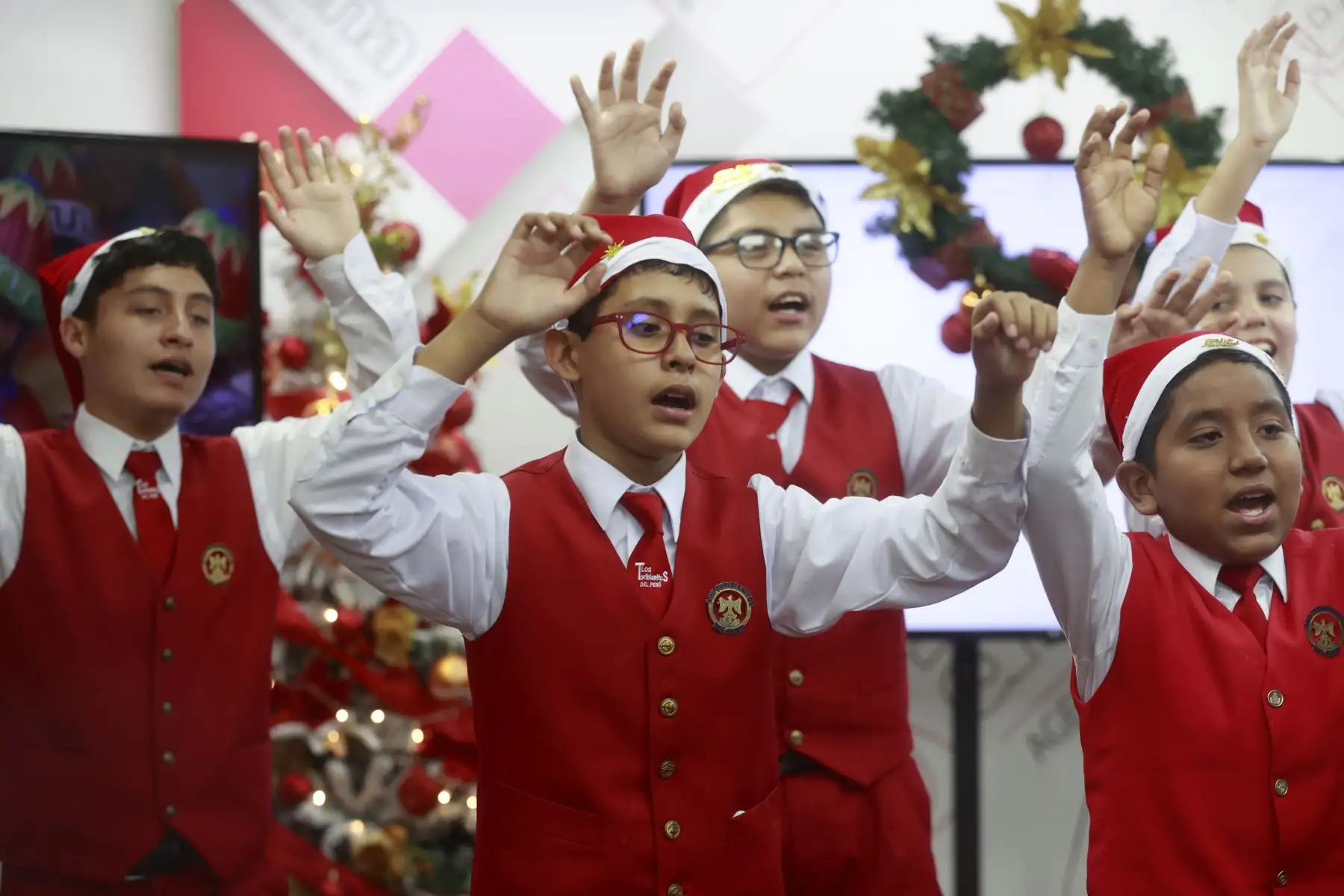 Los Toribianitos alegran con sus canciones a las familias peruanas en cada Navidad. Acompañados de su director y fundador, monseñor Oscar Aquino, visitaron las instalaciones de la Agencia Andina y participaron de una edición especial del programa Andina al Día de Andina Canal Online.
Foto: ANDINA/ Vidal Tarqui