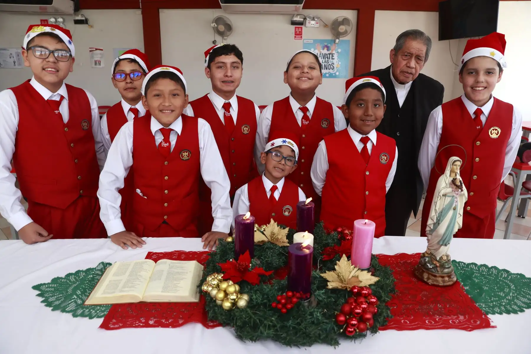 Los Toribianitos alegran con sus canciones a las familias peruanas en cada Navidad. Acompañados de su director y fundador, monseñor Oscar Aquino, visitaron las instalaciones de la Agencia Andina y participaron de una edición especial del programa Andina al Día de Andina Canal Online.
Foto: ANDINA/ Vidal Tarqui