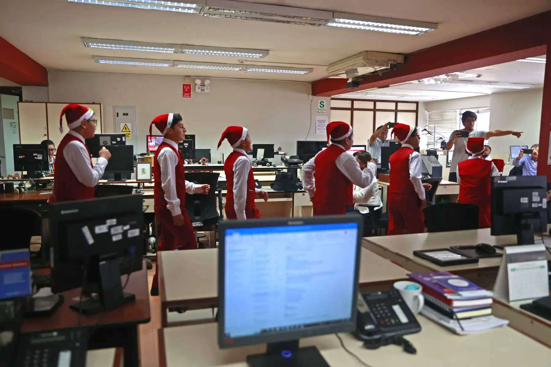 Los Toribianitos alegran con sus canciones a las familias peruanas en cada Navidad. Acompañados de su director y fundador, monseñor Oscar Aquino, visitaron las instalaciones de la Agencia Andina y participaron de una edición especial del programa Andina al Día de Andina Canal Online.
Foto: ANDINA/ Vidal Tarqui