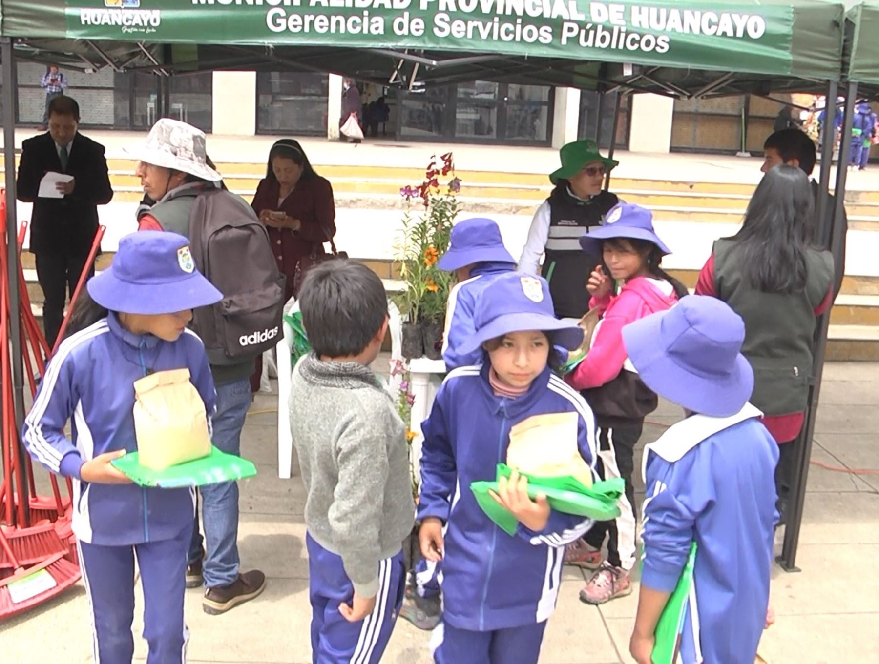 Municipalidad Provincial de Huancayo entregó incentivos a estudiantes de diversos colegios de la ciudad por promover el reciclaje. Foto: Pedro Tinoco