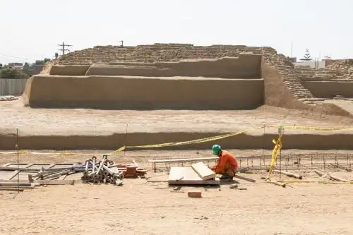 En los próximos días concluirán los trabajos de puesta en valor de la huaca Takaynamo, ubicada en el distrito de La Esperanza, en Trujillo. Con estas obras, a partir del próximo año el sitio arqueológico podrá recibir visitantes. Foto: Luis Puell