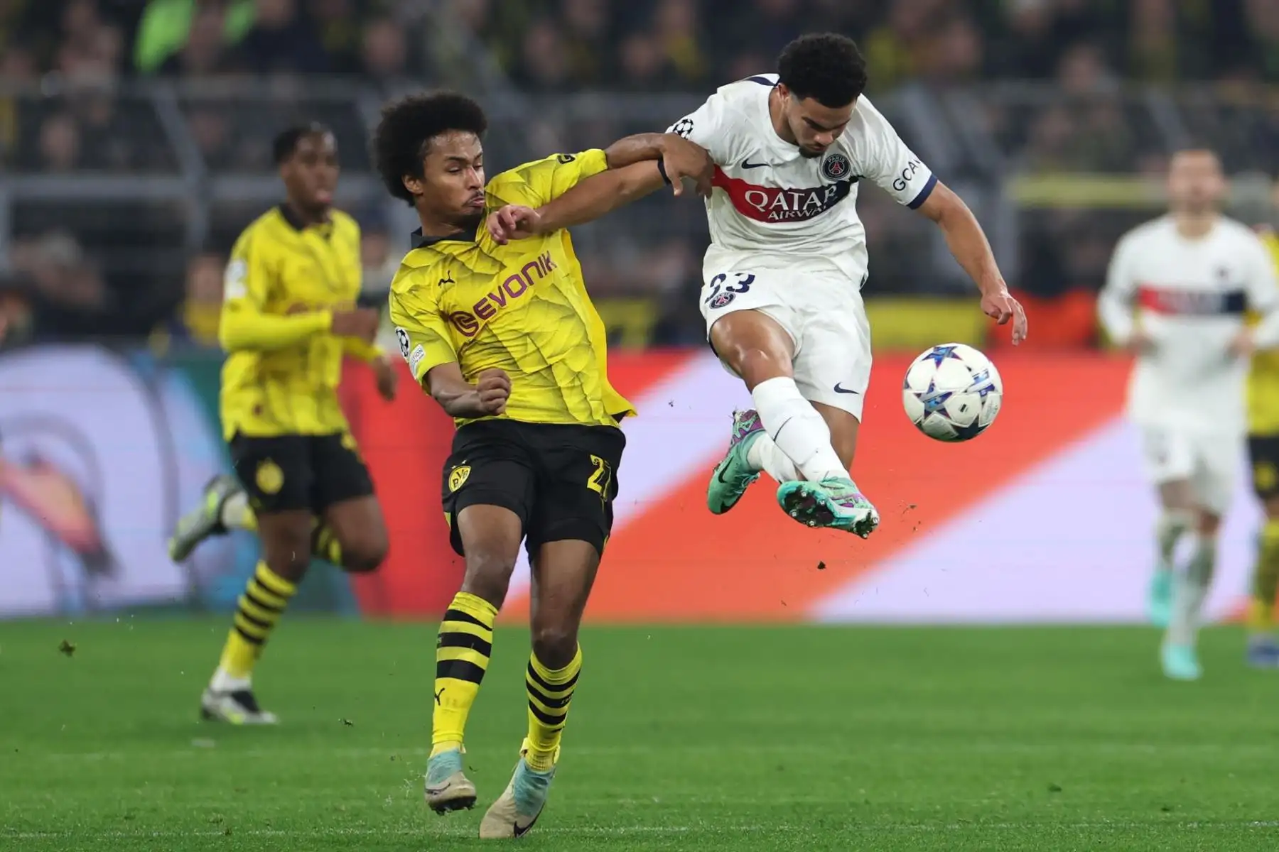 Karim Adeyemi (L) de Dortmund en acción contra Warren Zaire-Emery (R) del PSG durante el partido de fútbol de la fase de grupos de la Liga de Campeones de la UEFA entre el Borussia Dortmund y el Paris Saint-Germain, en Dortmund, Alemania, el 13 de diciembre de 2023.Foto: EFE