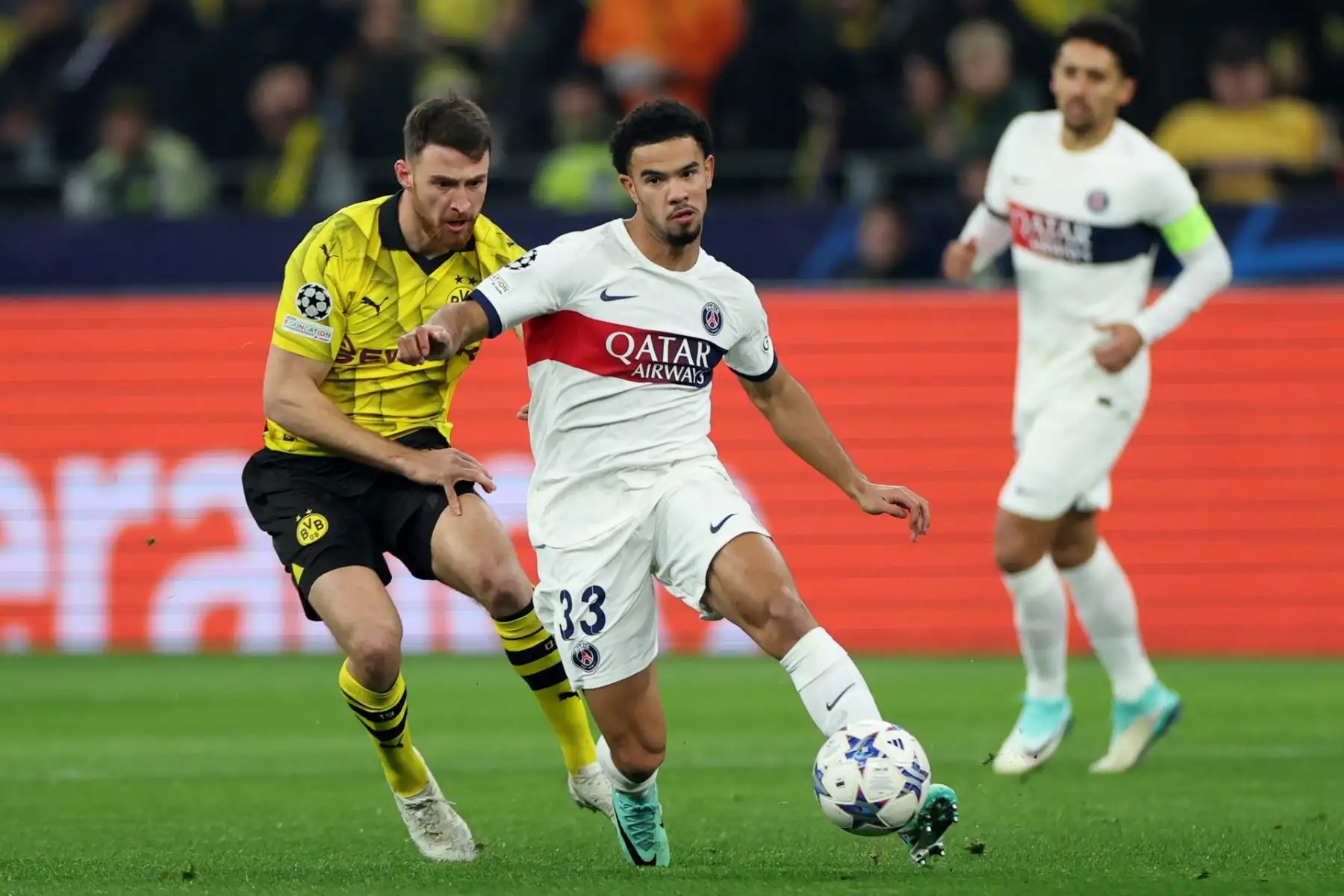 Salih Oezcan (L) de Dortmund en acción contra Warren Zaire-Emery (R) del PSG durante el partido de fútbol de la fase de grupos de la Liga de Campeones de la UEFA entre el Borussia Dortmund y el Paris Saint-Germain, en Dortmund, Alemania, el 13 de diciembre de 2023.Foto: EFE