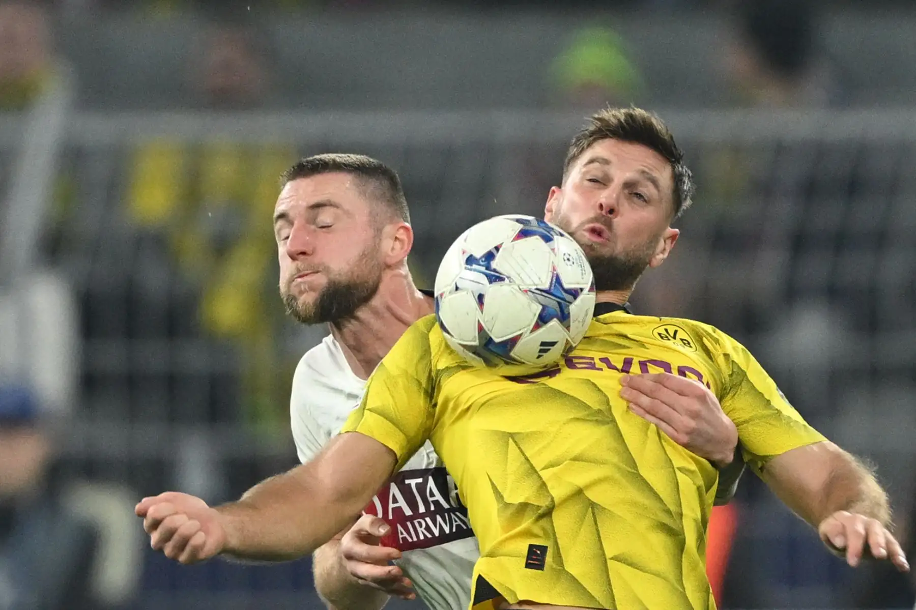 El defensor eslovaco del Paris Saint-Germain #37 Milan Skriniar (L) y el delantero alemán del Borussia Dortmund #14 Niclas Fullkrug compiten por el balón durante el partido de fútbol del grupo F de la Liga de Campeones de la UEFA entre el BVB Borussia Dortmund y el Paris Saint-Germain en Dortmund, Alemania occidental. el 13 de diciembre de 2023.
Foto: AFP