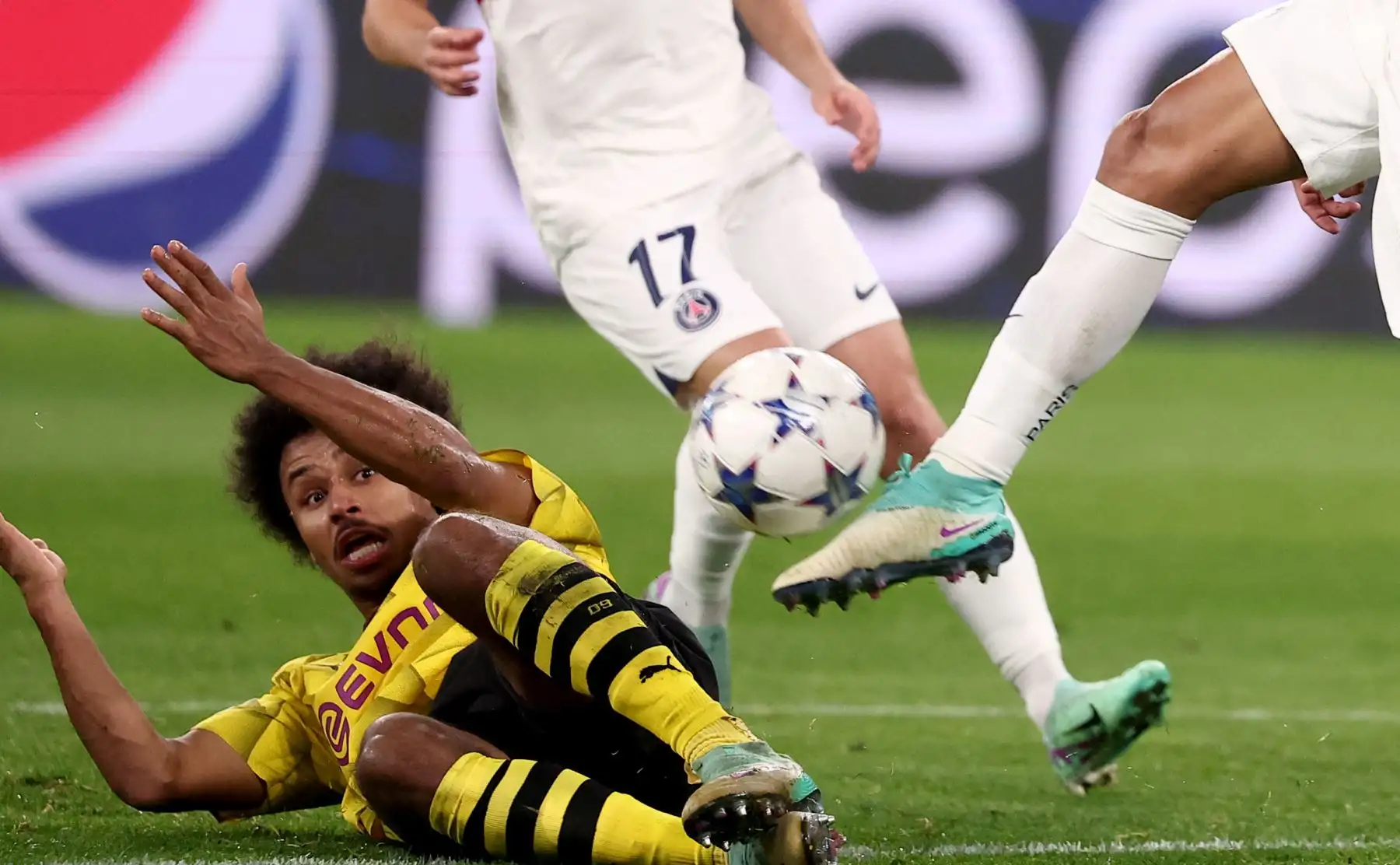 El delantero alemán de Dortmund #27 Karim Adeyemi (L) y el defensor brasileño del Paris Saint-Germain #05 Marquinhos (R) compiten por el balón durante el partido de fútbol del grupo F de la Liga de Campeones de la UEFA entre BVB Borussia Dortmund y Paris Saint-Germain en Dortmund, Alemania occidental , el 13 de diciembre de 2023.

Foto: AFP