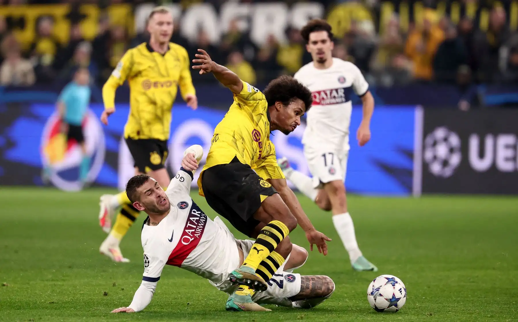 El defensor francés del Paris Saint-Germain #21 Lucas Hernández (L) y el delantero alemán del Dortmund #27 Karim Adeyemi compiten por el balón durante el partido de fútbol del grupo F de la Liga de Campeones de la UEFA entre el BVB Borussia Dortmund y el Paris Saint-Germain en Dortmund, Alemania occidental, el 13 de diciembre de 2023.
Foto: AFP