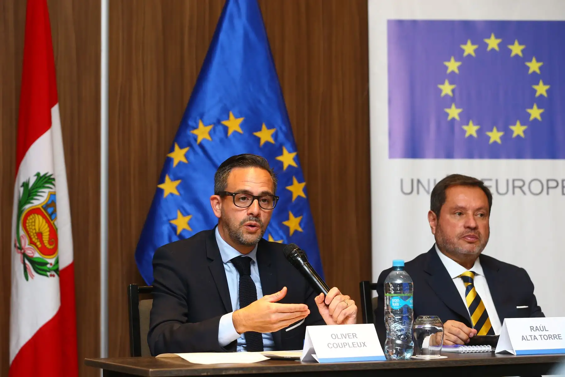 El consejero económico y comercial en la Delegación de la Unión Europea en Perú, Olivier Coupleux, y el presidente de Eurocámaras del Perú, Raúl Alta Torre Del Águila. ANDINA/Eddy Ramos
