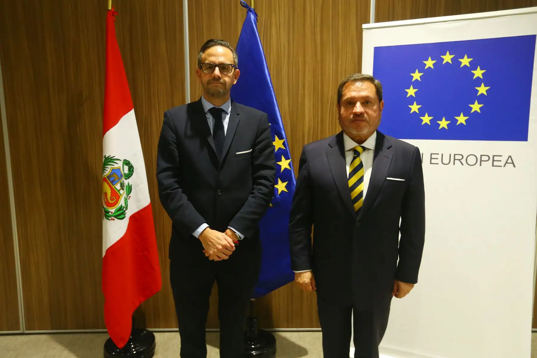 EuroCámaras   presenta su tercer Documento de Posición (DP) con la colaboración técnica de la Unión Europea. El documento contempla la visión común de las empresas europeas presentesen el Perú sobre temas de comercio e inversión. En la reunión participaron:  Raúl Alta Torre Del Águila, Presidente de EuroCámaras de Perú y Olivier Coupleux, consejero económico y comercial en la Delegación de la Unión Europea en Perú.
Foto; ANDINA/ Eddy Ramos