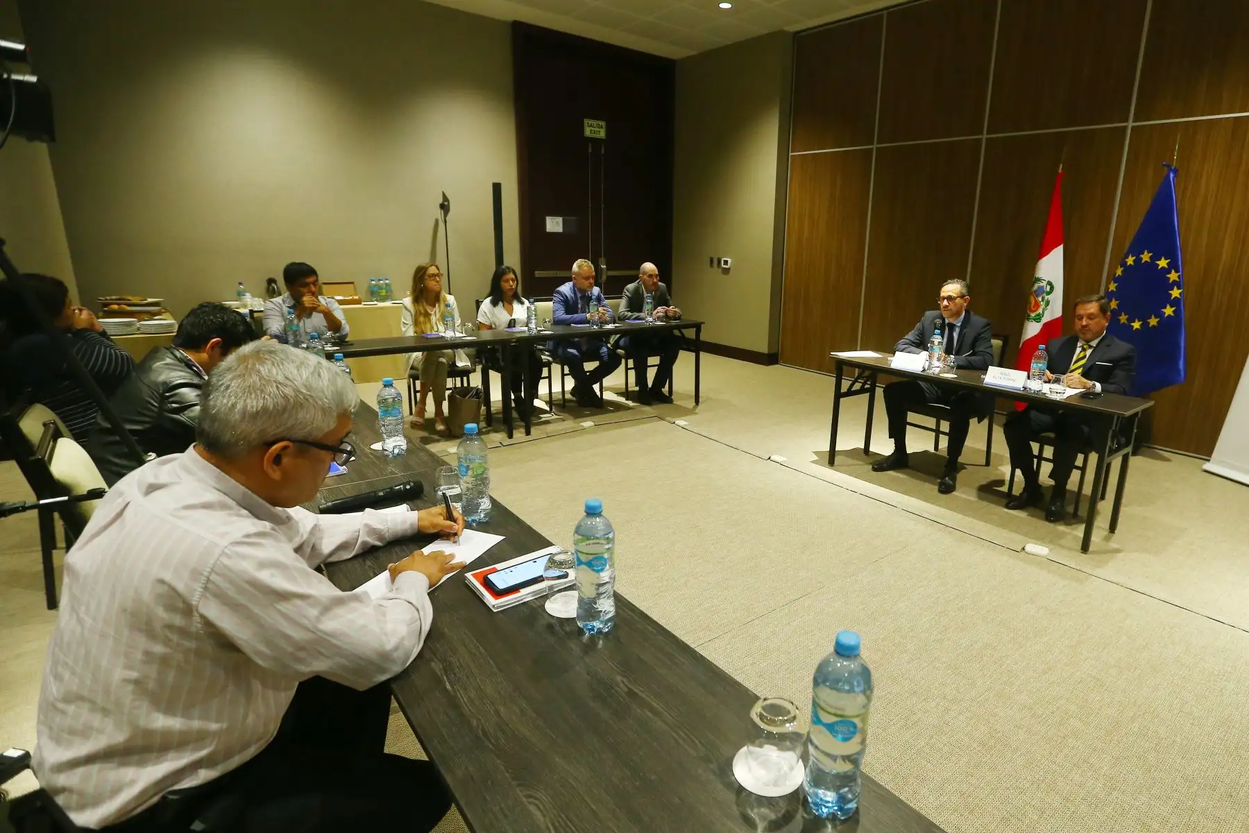 EuroCámaras   presenta su tercer Documento de Posición (DP) con la colaboración técnica de la Unión Europea. El documento contempla la visión común de las empresas europeas presentesen el Perú sobre temas de comercio e inversión. En la reunión participaron:  Raúl Alta Torre Del Águila, Presidente de EuroCámaras de Perú y Olivier Coupleux, consejero económico y comercial en la Delegación de la Unión Europea en Perú.
Foto; ANDINA/ Eddy Ramos