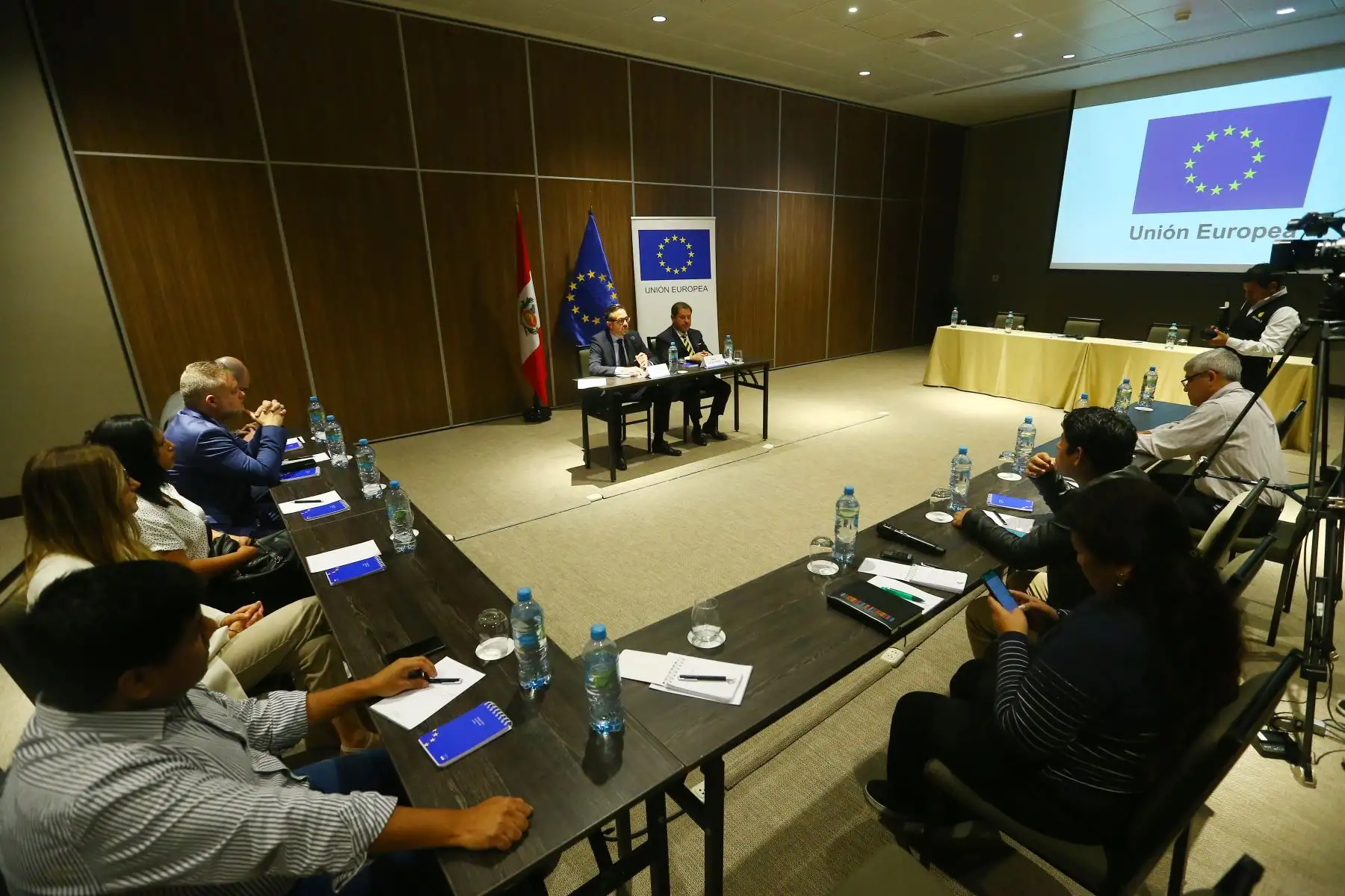 EuroCámaras   presenta su tercer Documento de Posición (DP) con la colaboración técnica de la Unión Europea. El documento contempla la visión común de las empresas europeas presentesen el Perú sobre temas de comercio e inversión. En la reunión participaron:  Raúl Alta Torre Del Águila, Presidente de EuroCámaras de Perú y Olivier Coupleux, consejero económico y comercial en la Delegación de la Unión Europea en Perú.
Foto; ANDINA/ Eddy Ramos