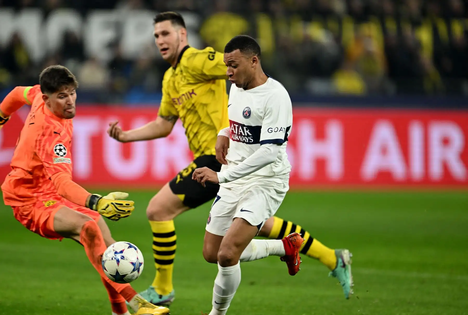 El portero suizo de Dortmund #01 Gregor Kobel (L) cuida el balón mientras el defensor alemán de Dortmund #25 Niklas Suele (C) despeja un tiro del delantero francés del Paris Saint-Germain #07 Kylian Mbappe (R) durante el partido de fútbol del grupo F de la Liga de Campeones de la UEFA Partido entre BVB Borussia Dortmund y Paris Saint-Germain en Dortmund, Alemania occidental, el 13 de diciembre de 2023.
Foto: AFP