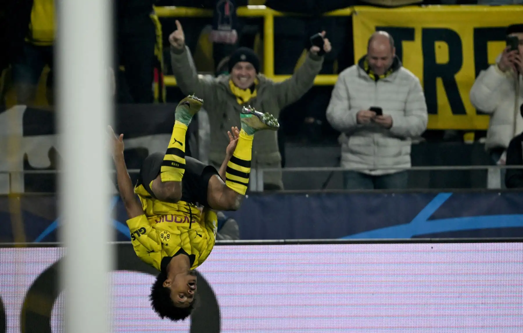 El delantero alemán del Dortmund #27 Karim Adeyemi da un salto mortal después de marcar el gol 1-0 durante el partido de fútbol del grupo F de la Liga de Campeones de la UEFA entre el BVB Borussia Dortmund y el Paris Saint-Germain en Dortmund, Alemania occidental, el 13 de diciembre de 2023.
Foto: AFP
