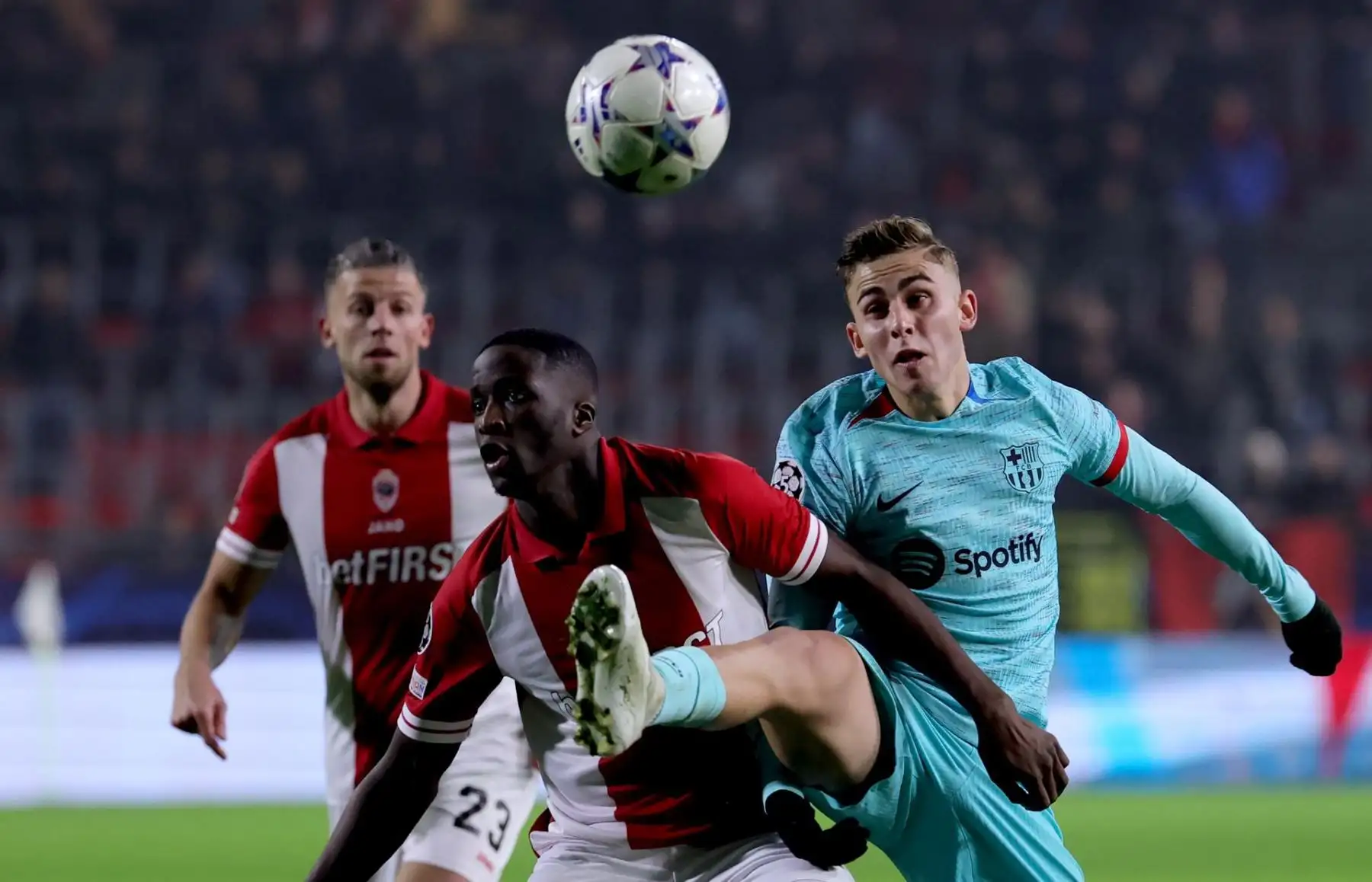 Soumaula Coulibaly (L) de Amberes en acción contra Fermín López de Barcelona durante el partido de fútbol de la fase de grupos de la Liga de Campeones de la UEFA entre el Royal Antwerp y el FC Barcelona, ​​en Amberes, Bélgica, el 13 de diciembre de 2023.
Foto: EFE