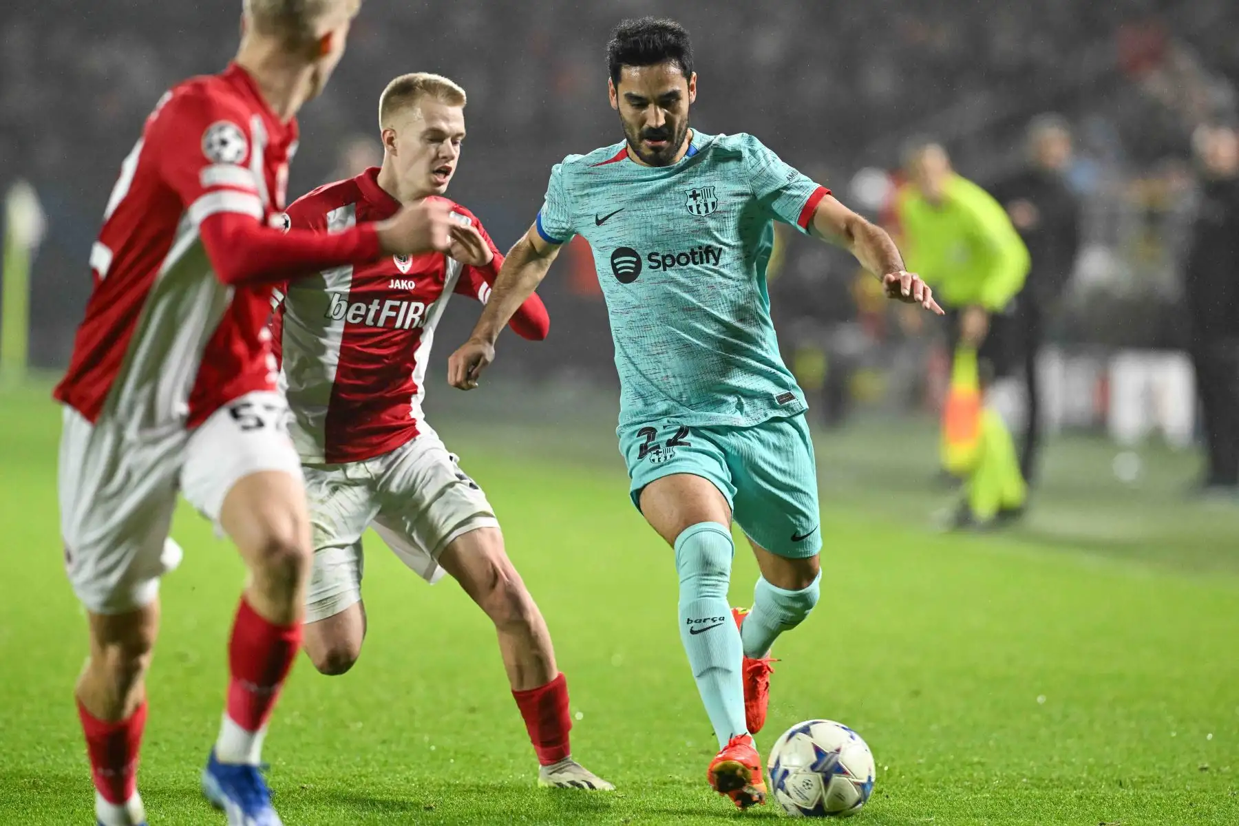 El centrocampista alemán del Barcelona #22 Ilkay Gundogan (R) lucha por el balón con el centrocampista belga de Amberes #48 Arthur Vermeeren (C) durante el partido de fútbol del Grupo H de la Liga de Campeones de la UEFA entre el Royal Antwerp FC y el FC Barcelona en el Bosuilstadion de Amberes, el 13 de diciembre , 2023.
Foto: AFP