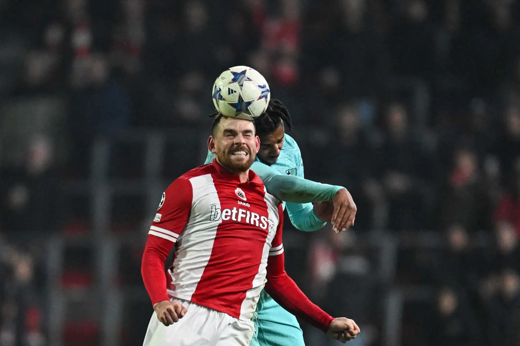 El defensor francés del Barcelona #23 Jules Kounde (ATRÁS) lucha por el balón con el delantero holandés de Amberes #18 Vincent Janssen (FRONTAL) durante el partido de fútbol del Grupo H de la Liga de Campeones de la UEFA entre el Royal Antwerp FC y el FC Barcelona en el Bosuilstadion de Amberes, el 13 de diciembre , 2023.
Foto: AFP