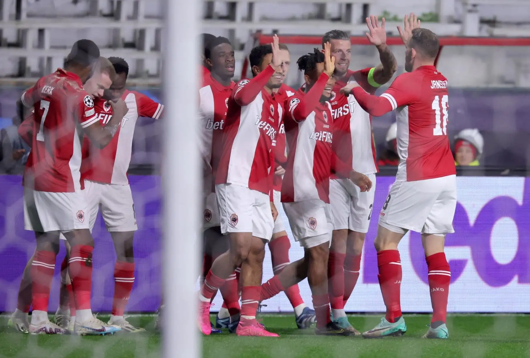 Los jugadores de Amberes celebran tras marcar el gol inicial durante el partido de fútbol de la fase de grupos de la Liga de Campeones de la UEFA entre el Royal Antwerp y el FC Barcelona, ​​en Amberes, Bélgica, el 13 de diciembre de 2023.
Foto: EFE