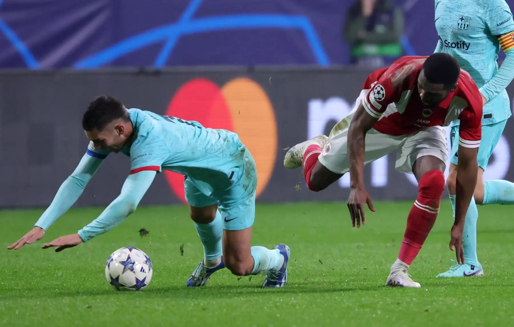 Gyrano Kerk (R) de Amberes en acción contra Ferran Torres de Barcelona durante el partido de fútbol de la fase de grupos de la Liga de Campeones de la UEFA entre el Royal Antwerp y el FC Barcelona, ​​en Amberes, Bélgica, el 13 de diciembre de 2023.
Foto: EFE