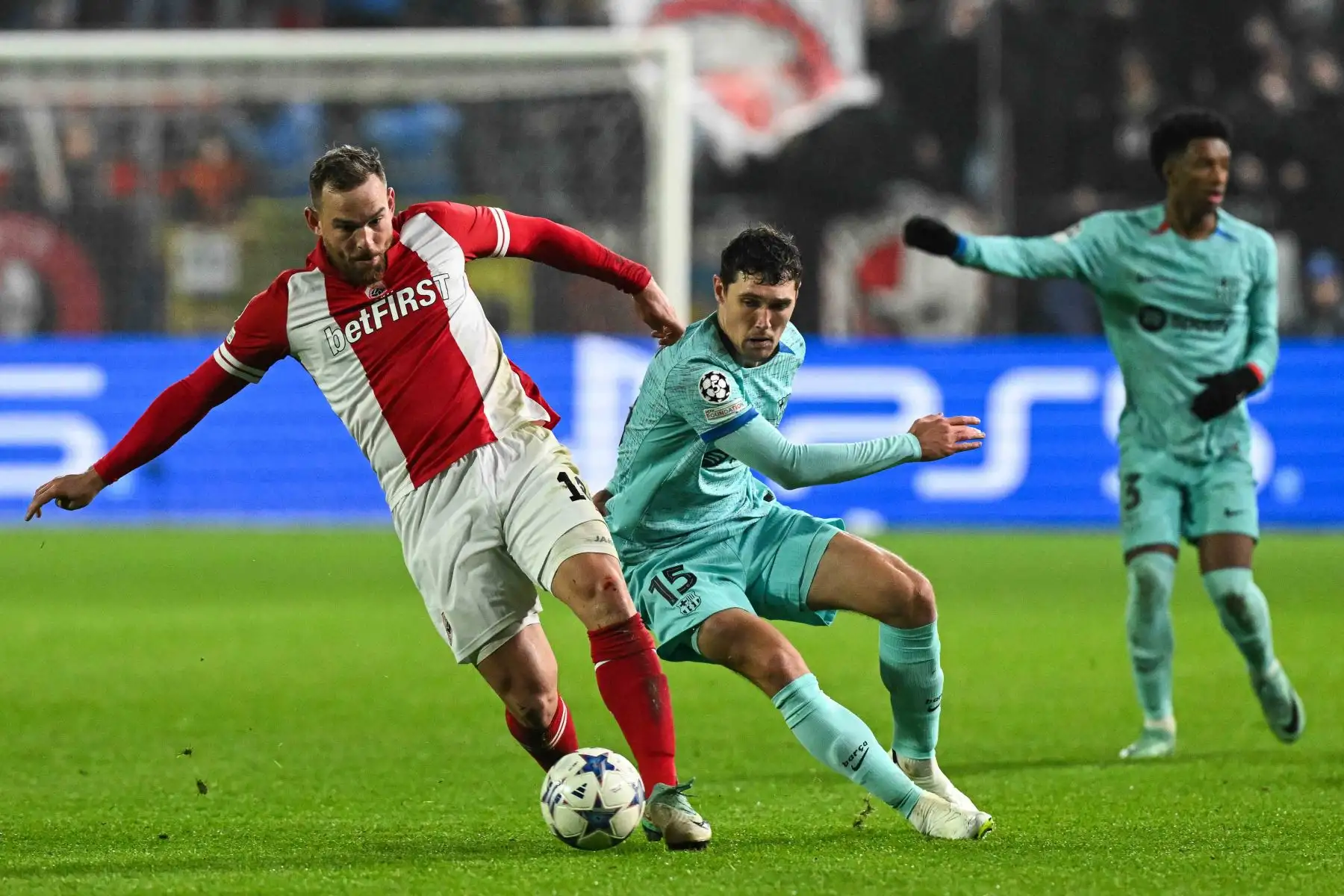 El delantero holandés de Amberes #18 Vincent Janssen (L) lucha por el balón con el defensor danés de Barcelona #15 Andreas Christensen (C) durante el partido de fútbol del Grupo H de la Liga de Campeones de la UEFA entre el Royal Antwerp FC y el FC Barcelona en el Bosuilstadion de Amberes, el 13 de diciembre. , 2023.
Foto: AFP