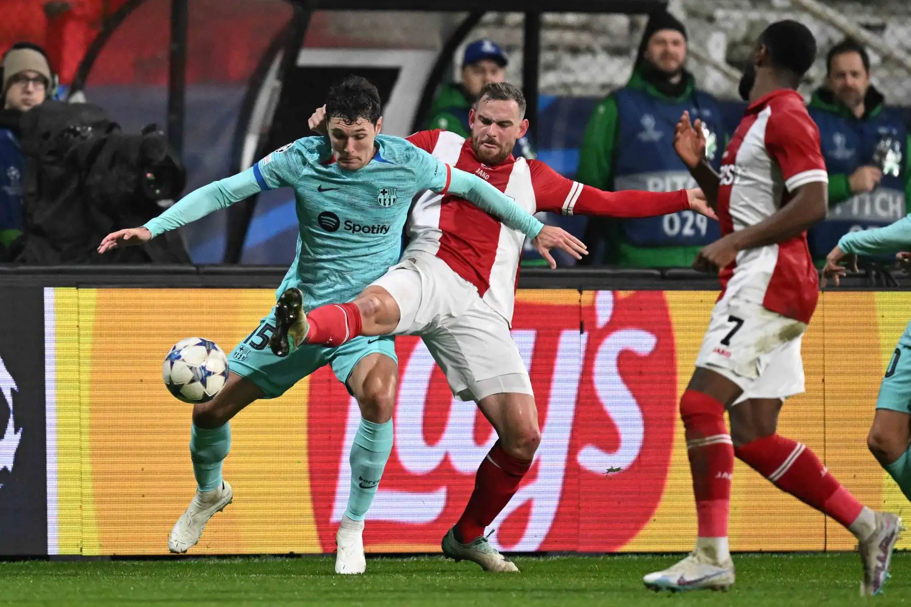El defensor danés del Barcelona #15 Andreas Christensen (L) lucha por el balón con el delantero holandés de Amberes #18 Vincent Janssen (C) durante el partido de fútbol del Grupo H de la Liga de Campeones de la UEFA entre el Royal Antwerp FC y el FC Barcelona en el Bosuilstadion de Amberes, el 13 de diciembre , 2023.
Foto: AFP