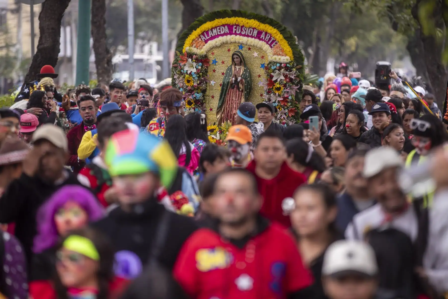 Payasos participan hoy en la XXXI peregrinación anual a la Basílica de Guadalupe, en Ciudad de México (México). Como cada año, este miércoles, una peregrinación llena de colores y diversión llegó a la Basílica, donde decenas de payasos de distintas partes de México celebraron y agradecieron a la Virgen de Guadalupe.
Foto: EFE