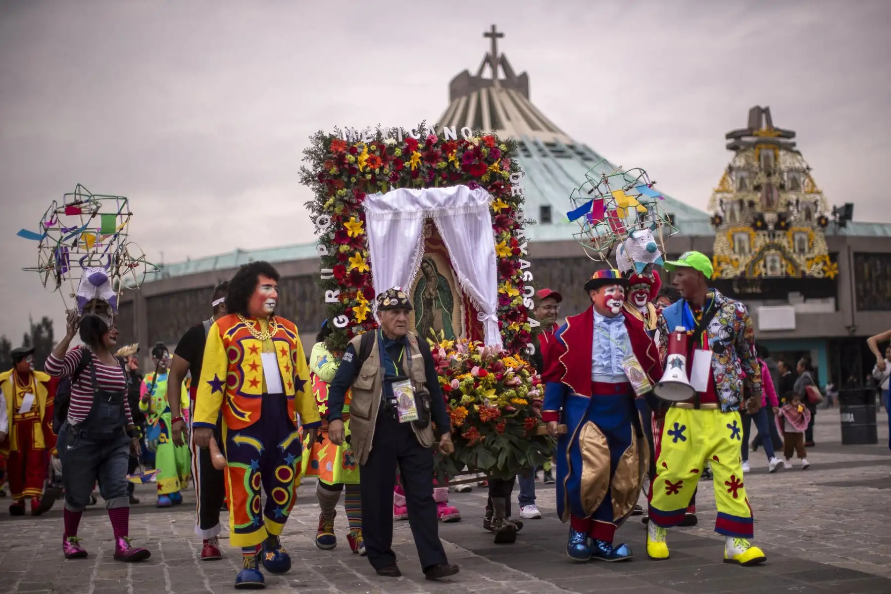Payasos participan hoy en la XXXI peregrinación anual a la Basílica de Guadalupe, en Ciudad de México (México). Como cada año, este miércoles, una peregrinación llena de colores y diversión llegó a la Basílica, donde decenas de payasos de distintas partes de México celebraron y agradecieron a la Virgen de Guadalupe.
Foto: EFE