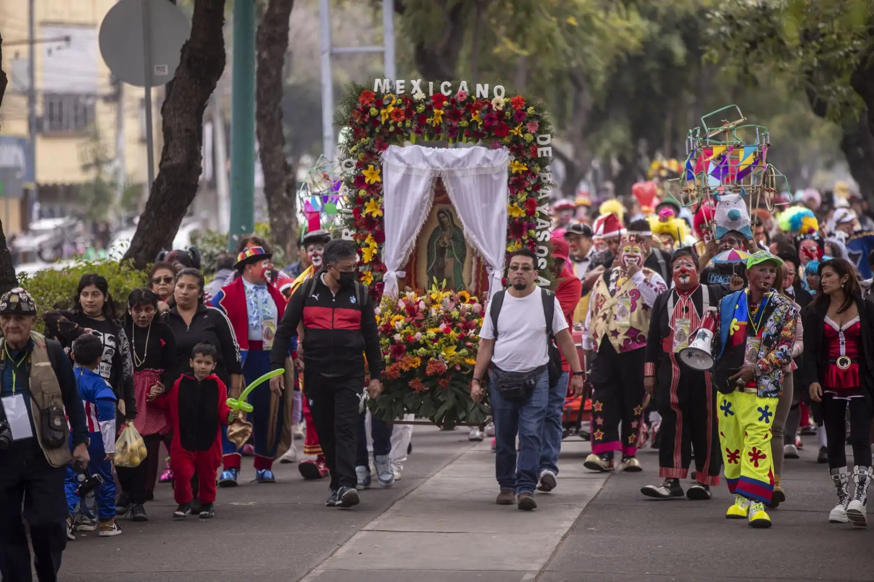 Payasos participan hoy en la XXXI peregrinación anual a la Basílica de Guadalupe, en Ciudad de México (México). Como cada año, este miércoles, una peregrinación llena de colores y diversión llegó a la Basílica, donde decenas de payasos de distintas partes de México celebraron y agradecieron a la Virgen de Guadalupe.
Foto: EFE