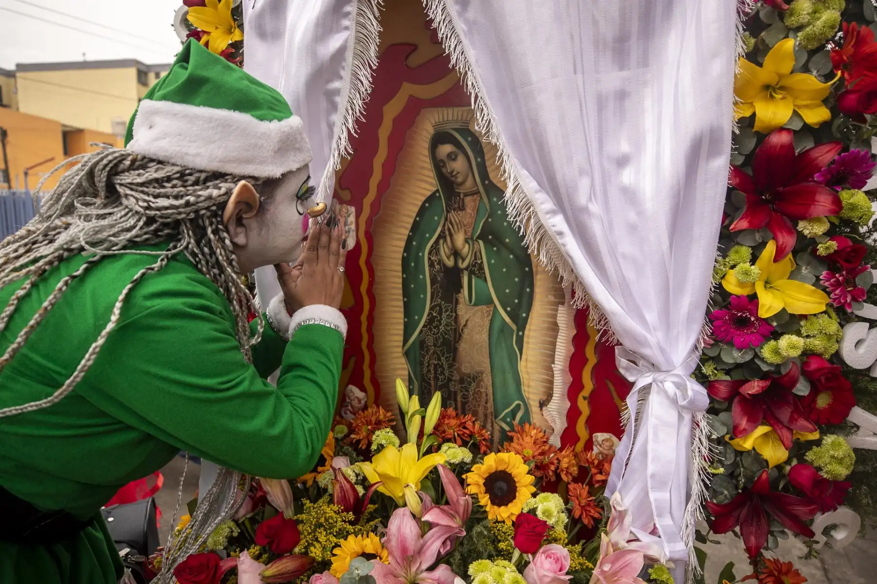 Payasos participan hoy en la XXXI peregrinación anual a la Basílica de Guadalupe, en Ciudad de México (México). Como cada año, este miércoles, una peregrinación llena de colores y diversión llegó a la Basílica, donde decenas de payasos de distintas partes de México celebraron y agradecieron a la Virgen de Guadalupe.
Foto: EFE