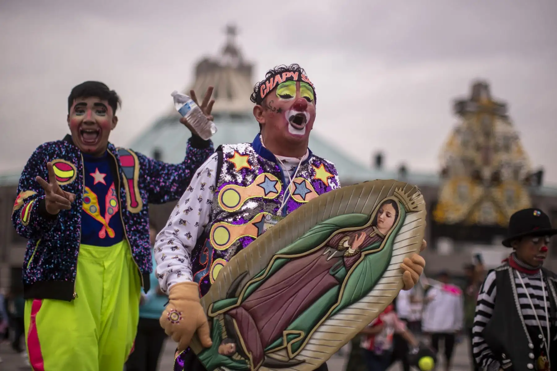 Payasos participan hoy en la XXXI peregrinación anual a la Basílica de Guadalupe, en Ciudad de México (México). Como cada año, este miércoles, una peregrinación llena de colores y diversión llegó a la Basílica, donde decenas de payasos de distintas partes de México celebraron y agradecieron a la Virgen de Guadalupe. 
Foto: EFE