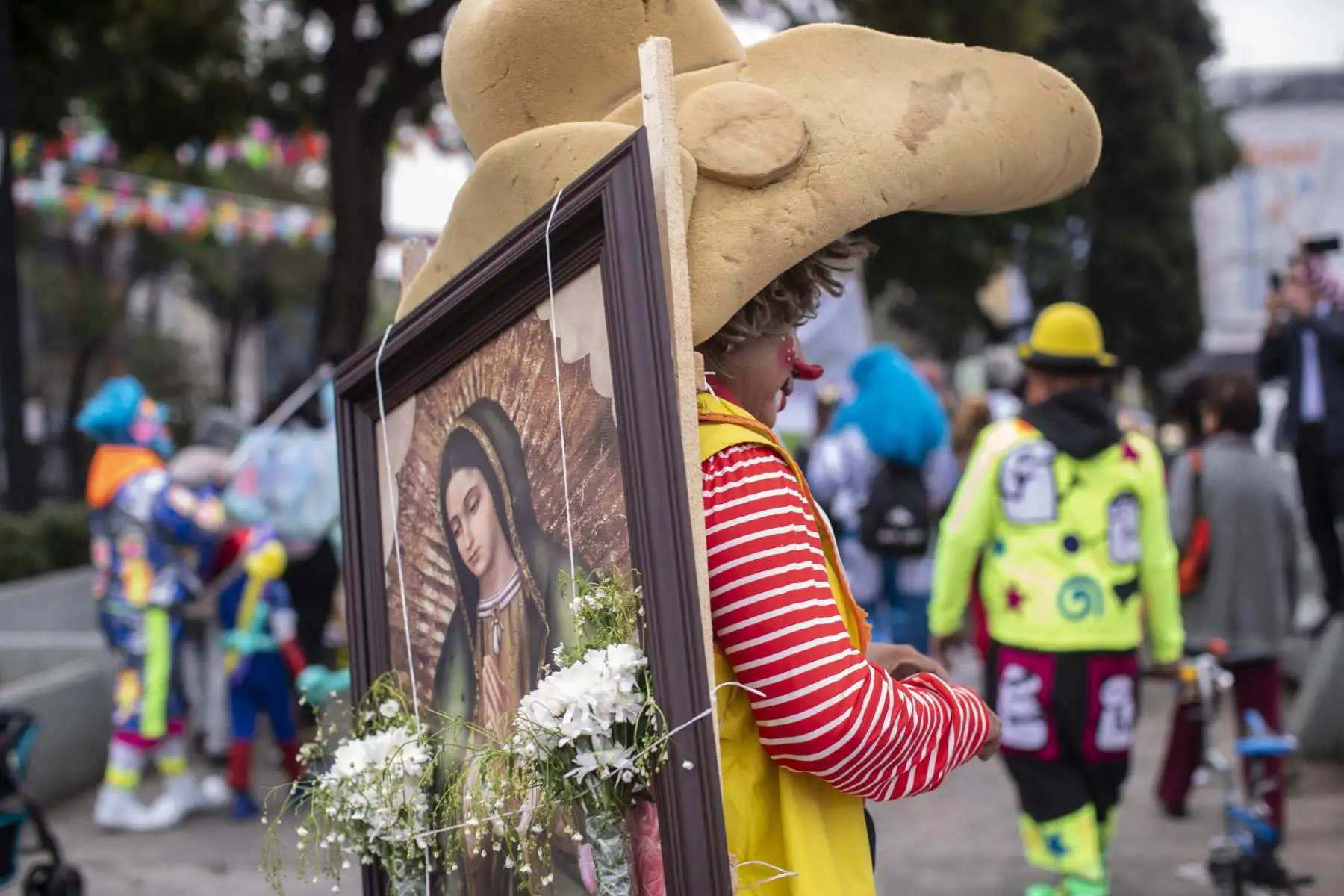 Payasos participan hoy en la XXXI peregrinación anual a la Basílica de Guadalupe, en Ciudad de México (México). Como cada año, este miércoles, una peregrinación llena de colores y diversión llegó a la Basílica, donde decenas de payasos de distintas partes de México celebraron y agradecieron a la Virgen de Guadalupe. 
Foto: EFE