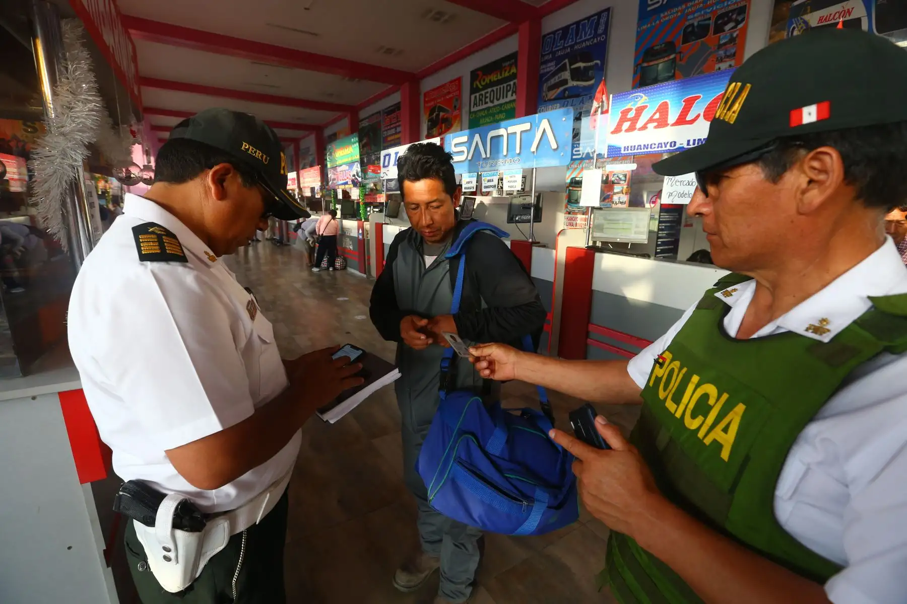 La Policía Nacional del Perú, brindó el "MEGAOPERATIVO PROTECCION AL TURISTA 2023" de la ejecución de operaciones policiales de orientación, seguridad, protección, prevención e identificación de conductores de vehículos formales e informales que brindan el servicio de transporte, a fin de prevenir hechos delictivos en agravio de los turistas. Foto: ANDINA/Eddy Ramos