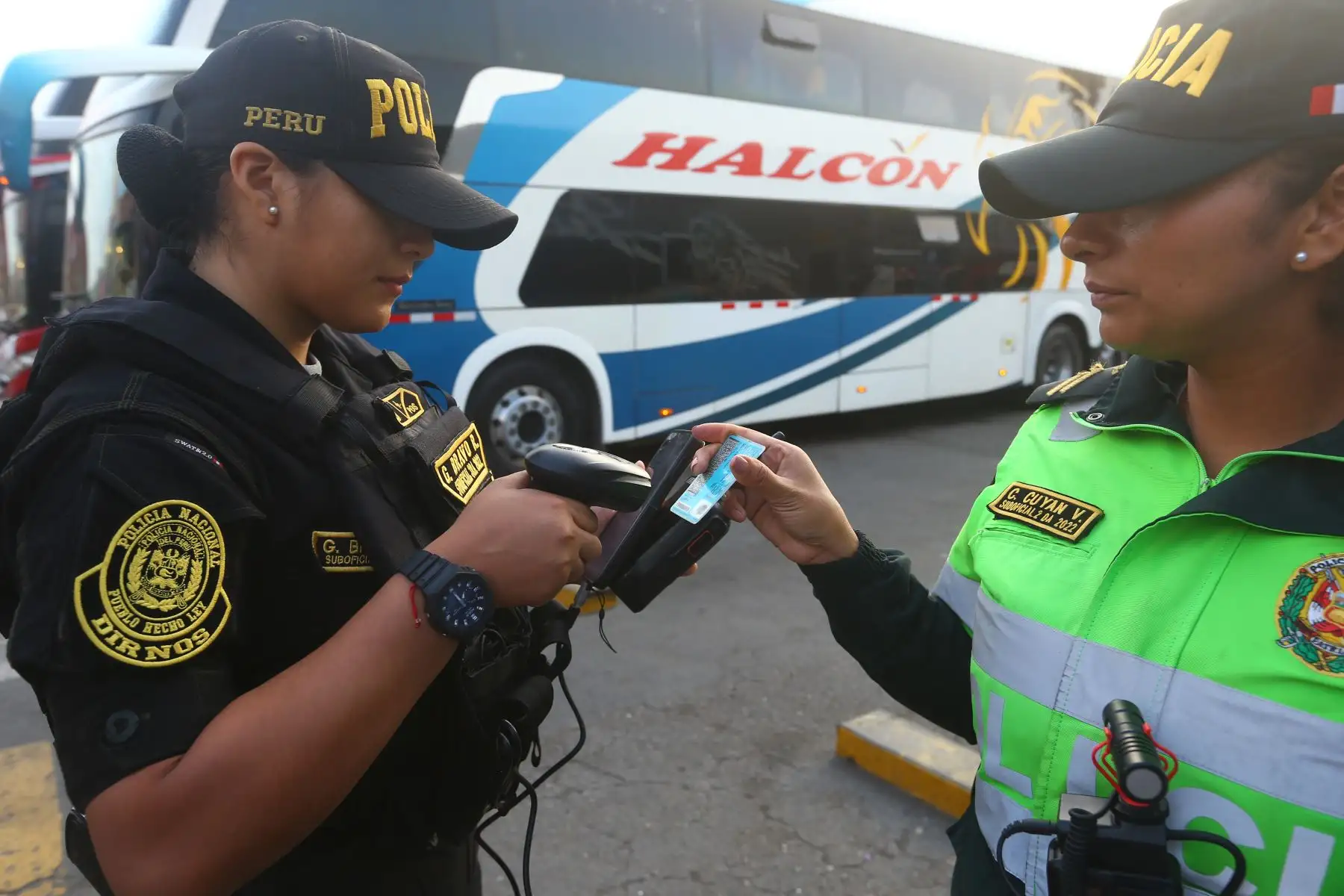 La Policía Nacional del Perú, brindó el "MEGAOPERATIVO PROTECCION AL TURISTA 2023" de la ejecución de operaciones policiales de orientación, seguridad, protección, prevención e identificación de conductores de vehículos formales e informales que brindan el servicio de transporte, a fin de prevenir hechos delictivos en agravio de los turistas. Foto: ANDINA/Eddy Ramos