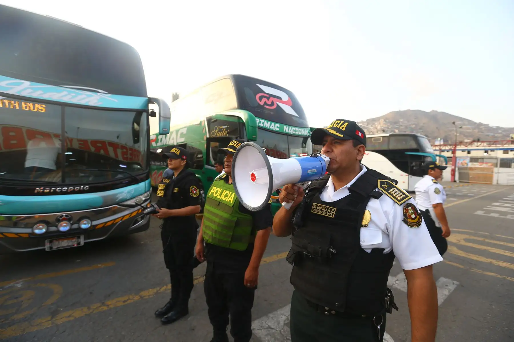 La Policía Nacional del Perú, brindó el "MEGAOPERATIVO PROTECCION AL TURISTA 2023" de la ejecución de operaciones policiales de orientación, seguridad, protección, prevención e identificación de conductores de vehículos formales e informales que brindan el servicio de transporte, a fin de prevenir hechos delictivos en agravio de los turistas. Foto: ANDINA/Eddy Ramos