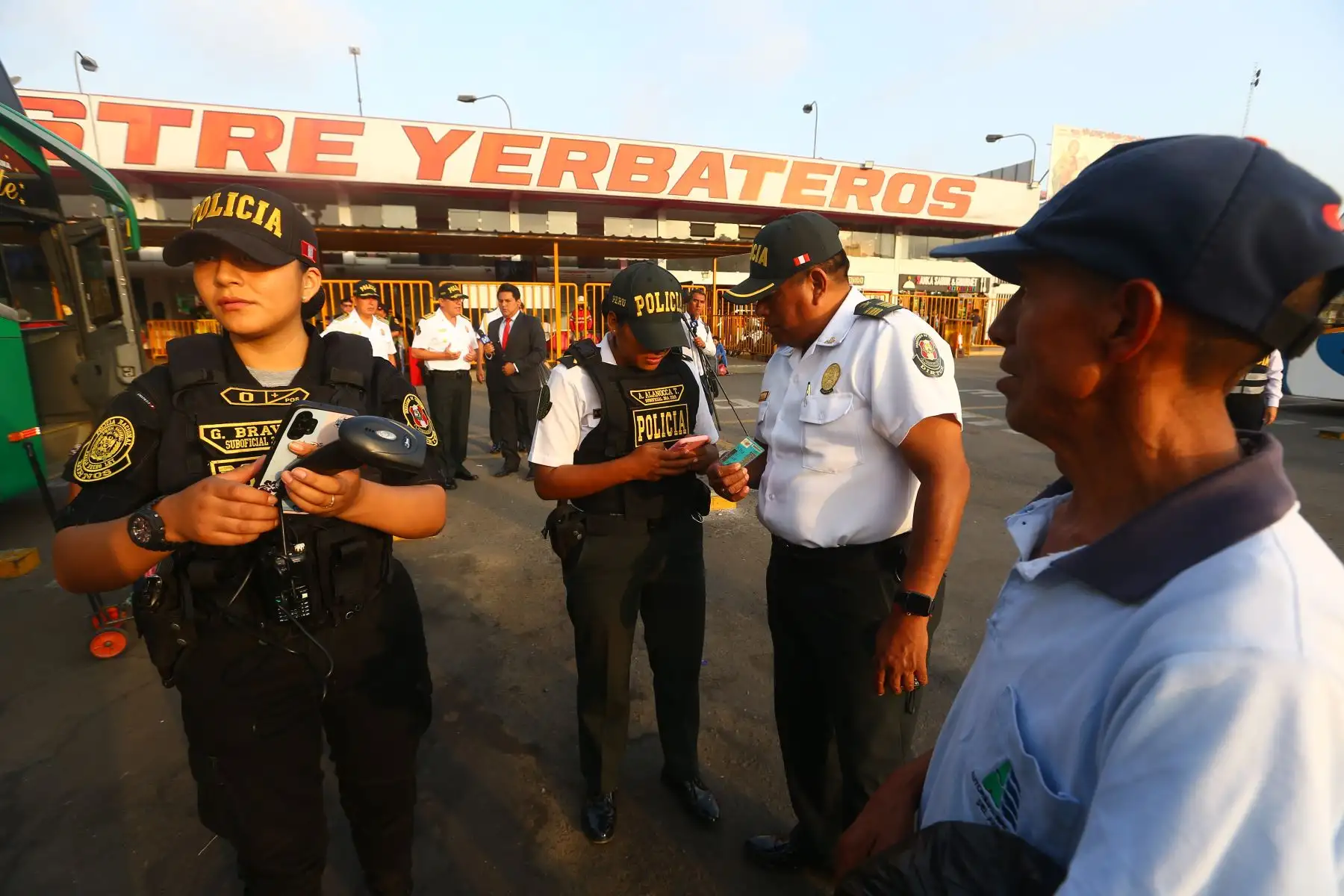 La Policía Nacional del Perú, brindó el "MEGAOPERATIVO PROTECCION AL TURISTA 2023" de la ejecución de operaciones policiales de orientación, seguridad, protección, prevención e identificación de conductores de vehículos formales e informales que brindan el servicio de transporte, a fin de prevenir hechos delictivos en agravio de los turistas. Foto: ANDINA/Eddy Ramos