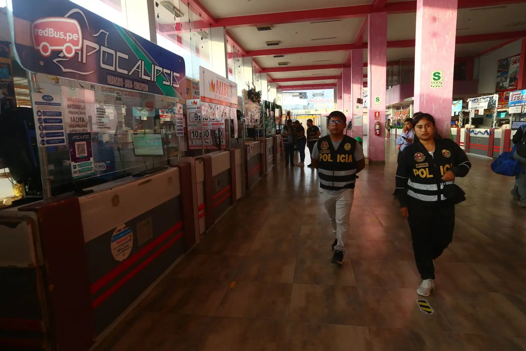La Policía Nacional del Perú, brindó el "MEGAOPERATIVO PROTECCION AL TURISTA 2023" de la ejecución de operaciones policiales de orientación, seguridad, protección, prevención e identificación de conductores de vehículos formales e informales que brindan el servicio de transporte, a fin de prevenir hechos delictivos en agravio de los turistas. Foto: ANDINA/Eddy Ramos