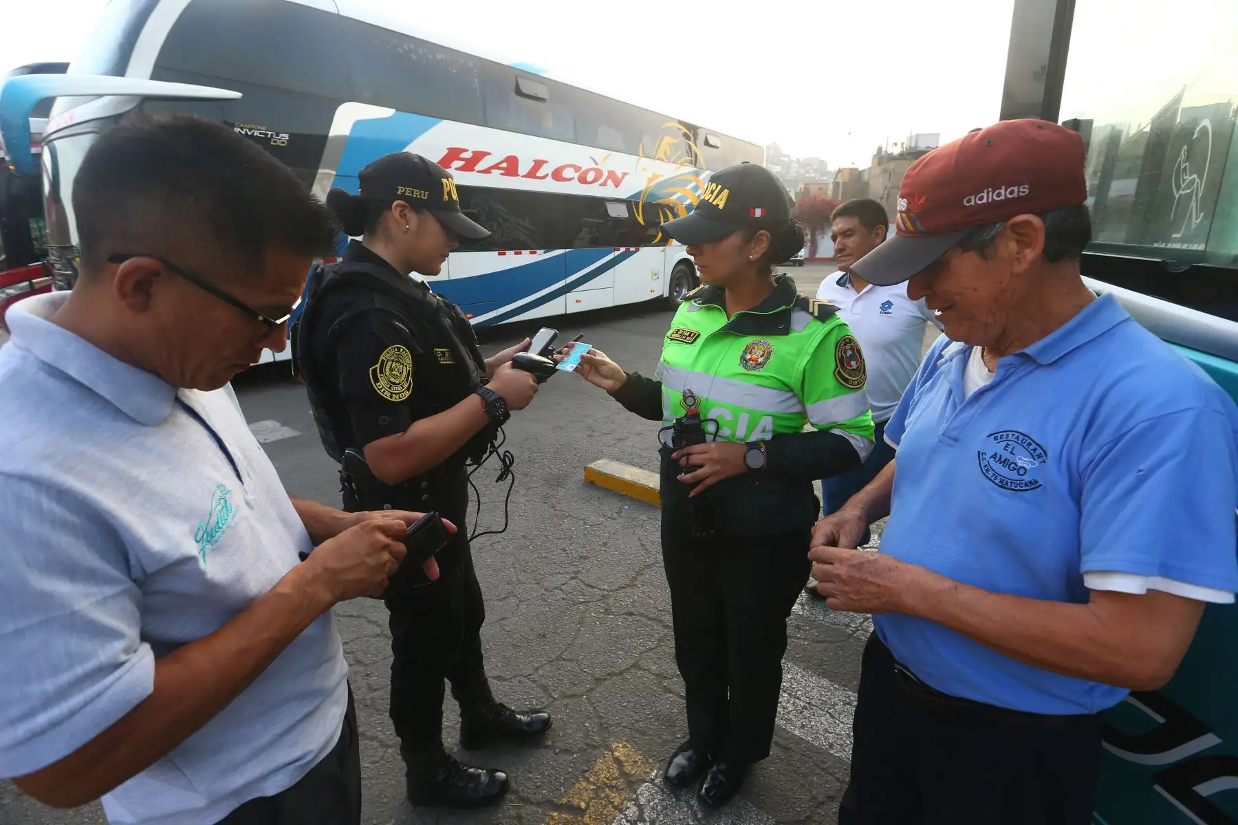 La Policía Nacional del Perú, brindó el "MEGAOPERATIVO PROTECCION AL TURISTA 2023" de la ejecución de operaciones policiales de orientación, seguridad, protección, prevención e identificación de conductores de vehículos formales e informales que brindan el servicio de transporte, a fin de prevenir hechos delictivos en agravio de los turistas. Foto: ANDINA/Eddy Ramos