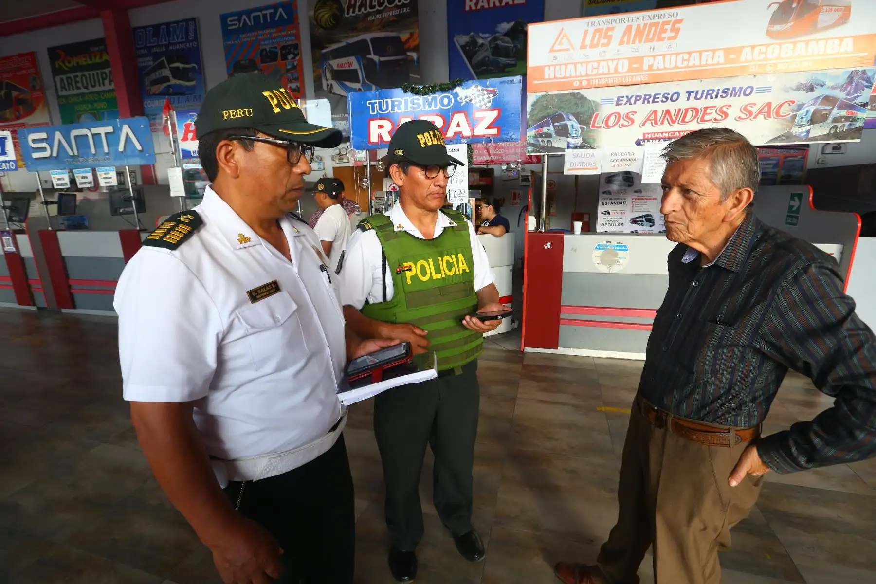 La Policía Nacional del Perú, brindó el "MEGAOPERATIVO PROTECCION AL TURISTA 2023" de la ejecución de operaciones policiales de orientación, seguridad, protección, prevención e identificación de conductores de vehículos formales e informales que brindan el servicio de transporte, a fin de prevenir hechos delictivos en agravio de los turistas. Foto: ANDINA/Eddy Ramos