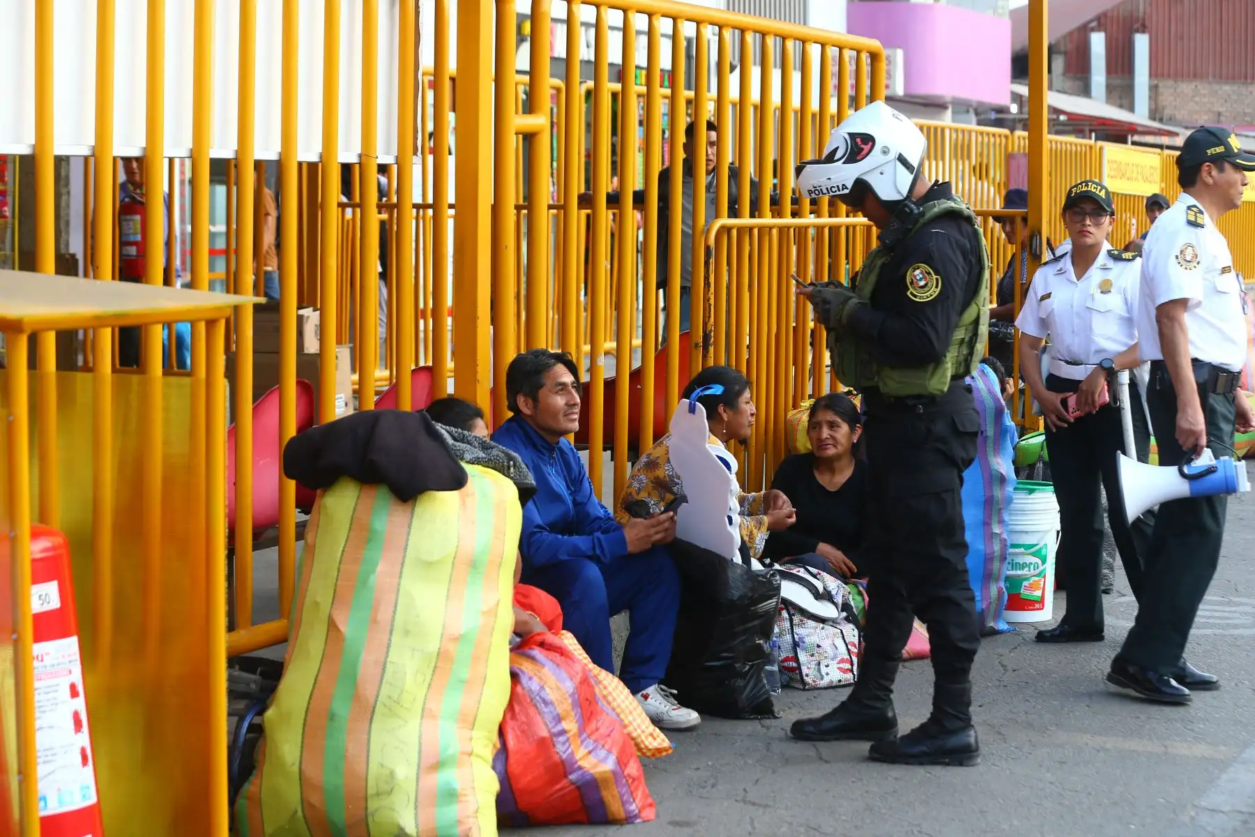 La Policía Nacional del Perú, brindó el "MEGAOPERATIVO PROTECCION AL TURISTA 2023" de la ejecución de operaciones policiales de orientación, seguridad, protección, prevención e identificación de conductores de vehículos formales e informales que brindan el servicio de transporte, a fin de prevenir hechos delictivos en agravio de los turistas. Foto: ANDINA/Eddy Ramos