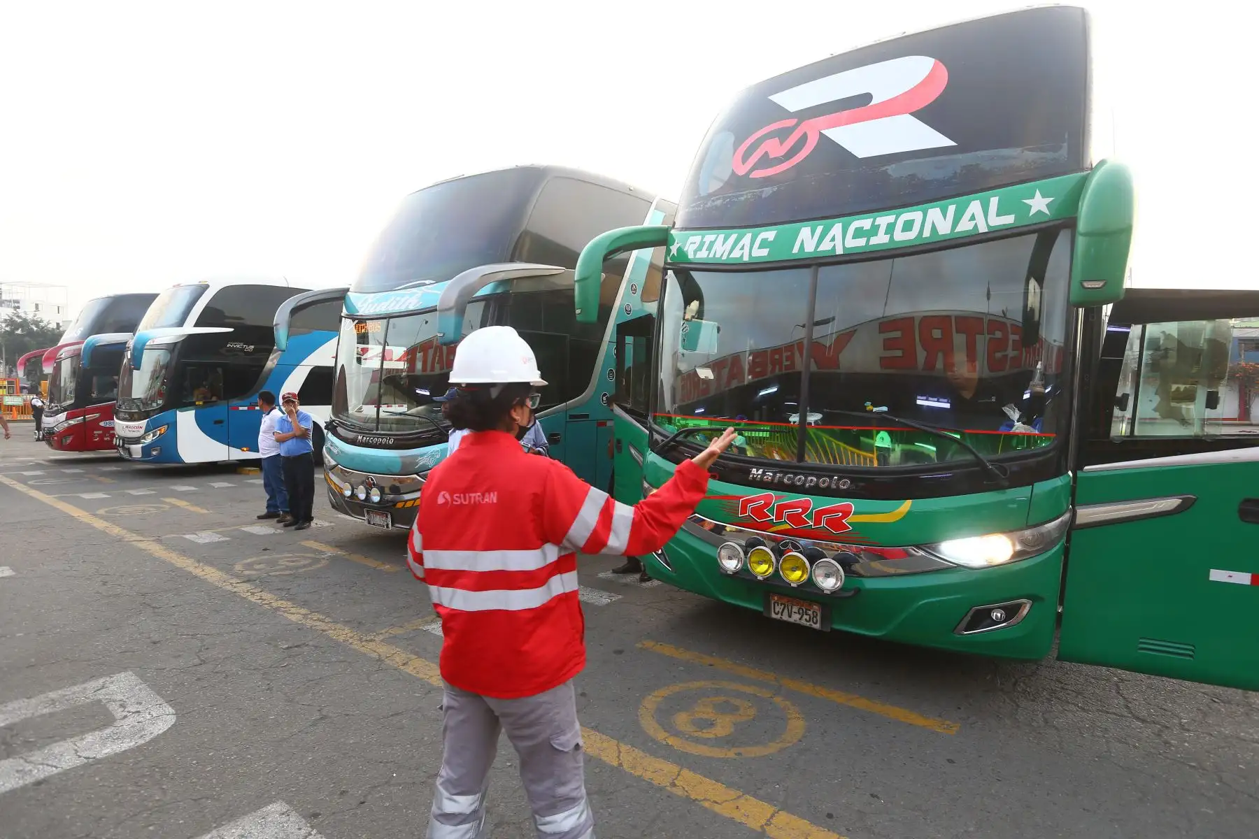 La Policía Nacional del Perú, brindó el "MEGAOPERATIVO PROTECCION AL TURISTA 2023" de la ejecución de operaciones policiales de orientación, seguridad, protección, prevención e identificación de conductores de vehículos formales e informales que brindan el servicio de transporte, a fin de prevenir hechos delictivos en agravio de los turistas. Foto: ANDINA/Eddy Ramos
