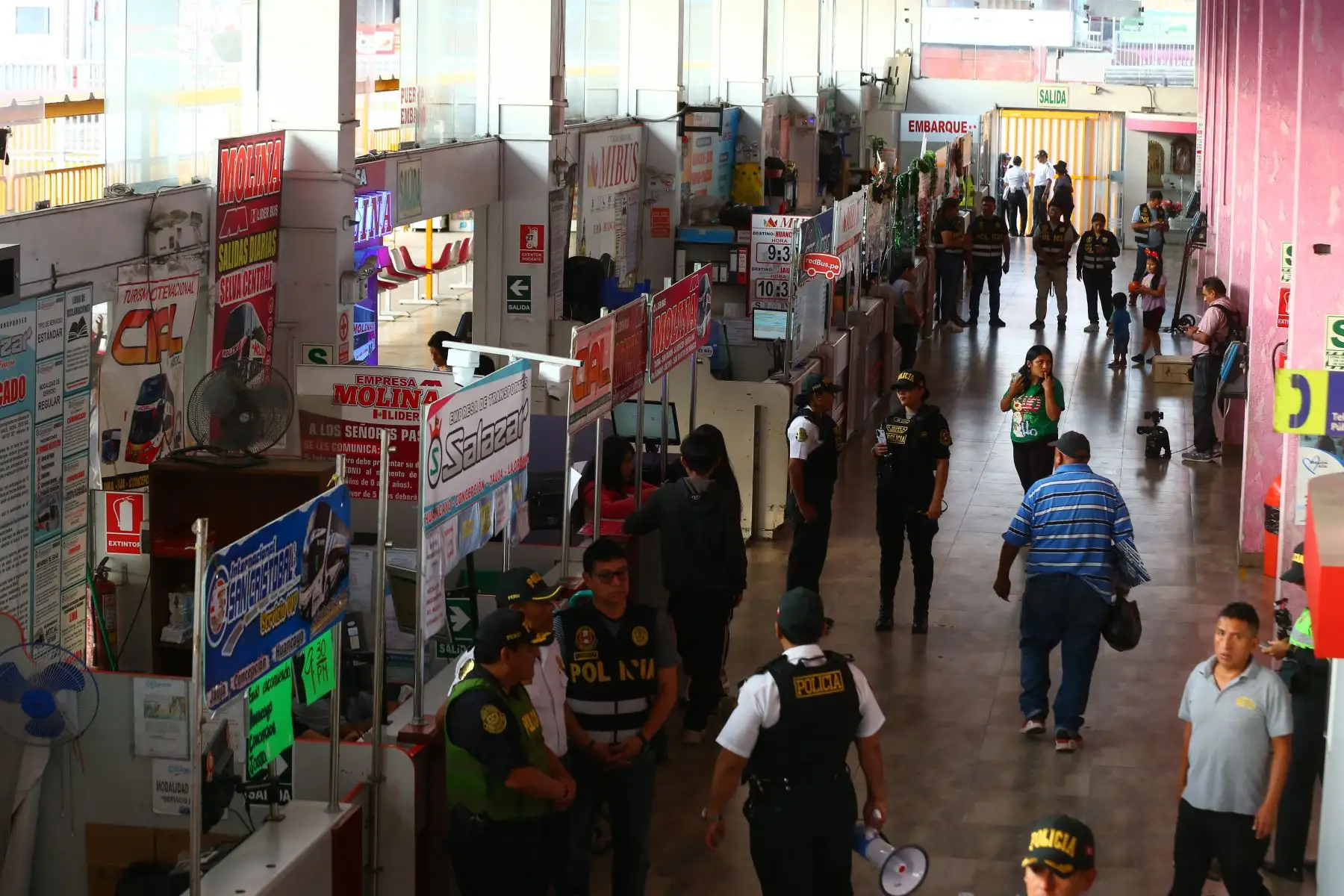 La Policía Nacional del Perú, brindó el "MEGAOPERATIVO PROTECCION AL TURISTA 2023" de la ejecución de operaciones policiales de orientación, seguridad, protección, prevención e identificación de conductores de vehículos formales e informales que brindan el servicio de transporte, a fin de prevenir hechos delictivos en agravio de los turistas. Foto: ANDINA/Eddy Ramos