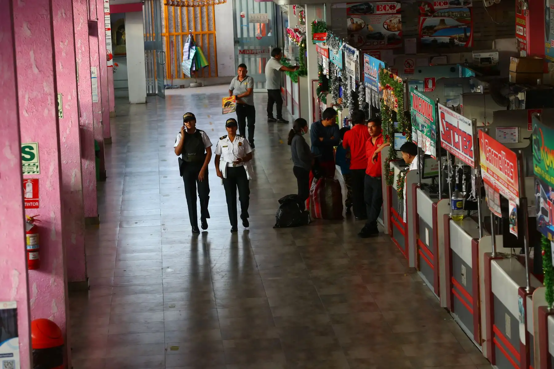 La Policía Nacional del Perú, brindó el "MEGAOPERATIVO PROTECCION AL TURISTA 2023" de la ejecución de operaciones policiales de orientación, seguridad, protección, prevención e identificación de conductores de vehículos formales e informales que brindan el servicio de transporte, a fin de prevenir hechos delictivos en agravio de los turistas. Foto: ANDINA/Eddy Ramos