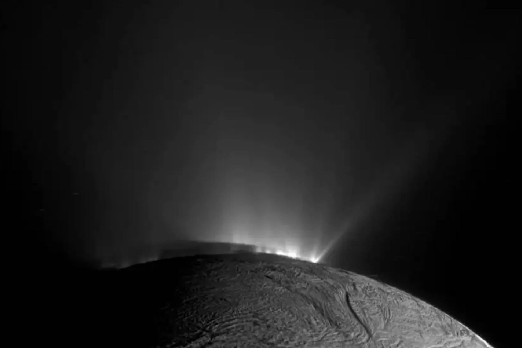 La nave espacial Cassini de la NASA captó esta imagen de Encélado el 30 de noviembre de 2010. La sombra de Encélado sobre las partes inferiores de los géiseres es claramente visible.
NASA/JPL-Caltech/Instituto de Ciencia Espacial