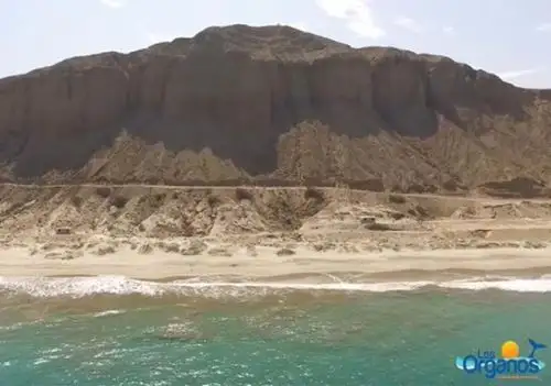 El cerro El Encanto es uno de los principales atractivos turísticos del balneario de Los Órganos, en Piura. Foto cortesía: Los Órganos Naturalmente Encantador/Facebook